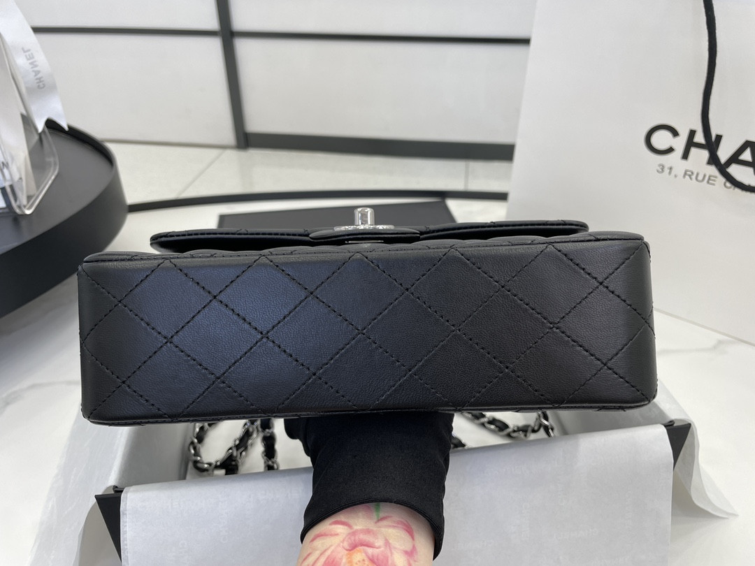 Ch**el SMALL CLASSIC HANDBAG Grained Shiny Calfskin & Silver-Tone Metal Black 5.7 × 9 × 2.3 in