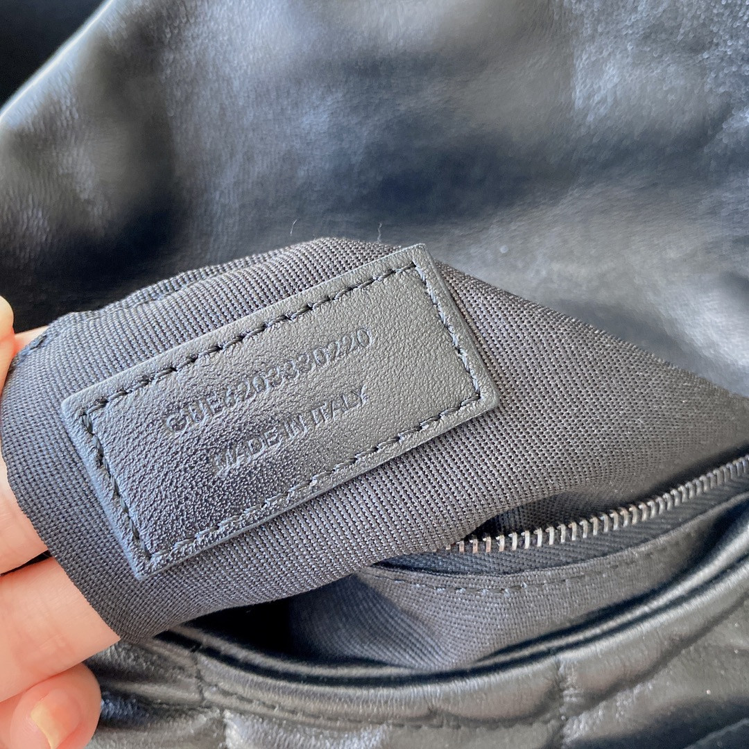 Y51 PUFFER IN LEATHER NAVY 23 X 15.5 X 5.8 CM