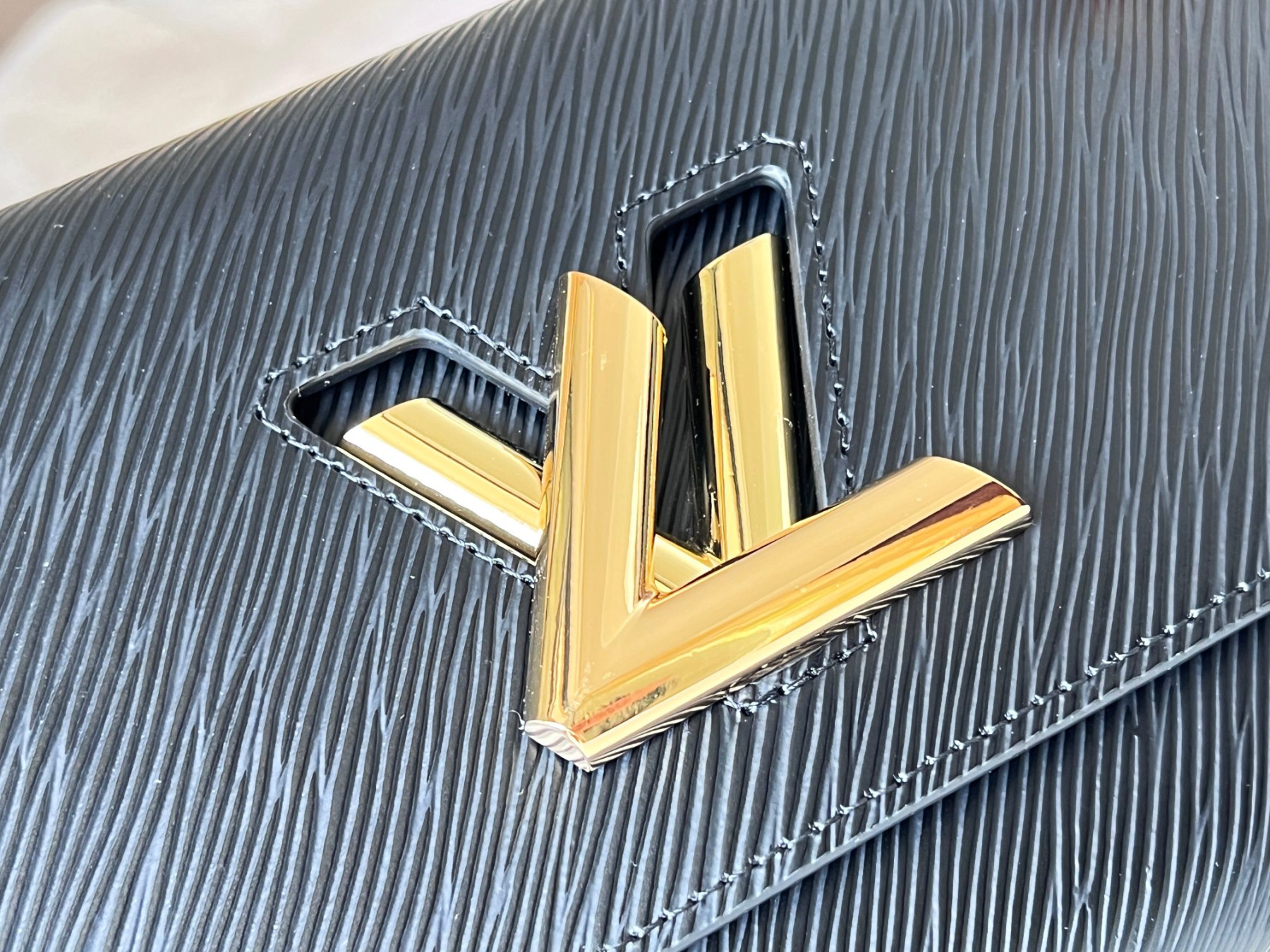 L0vis Vvtt0n M21113 Twist MM 9.1 x 6.7 x 3.7 inches