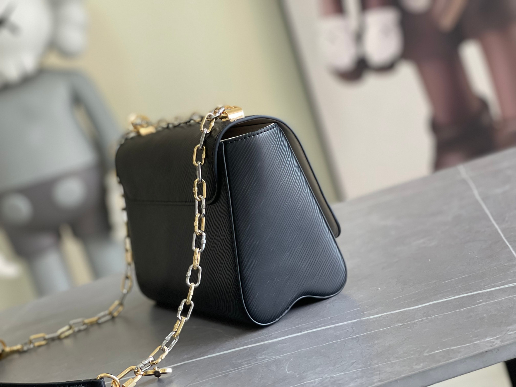 L0vis Vvtt0n M21025 Twist MM 9.1 x 6.7 x 3.7 inches