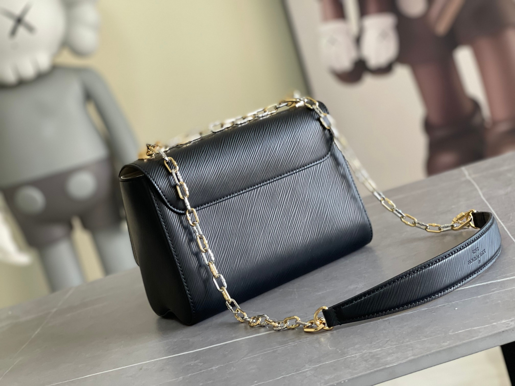 L0vis Vvtt0n M21025 Twist MM 9.1 x 6.7 x 3.7 inches