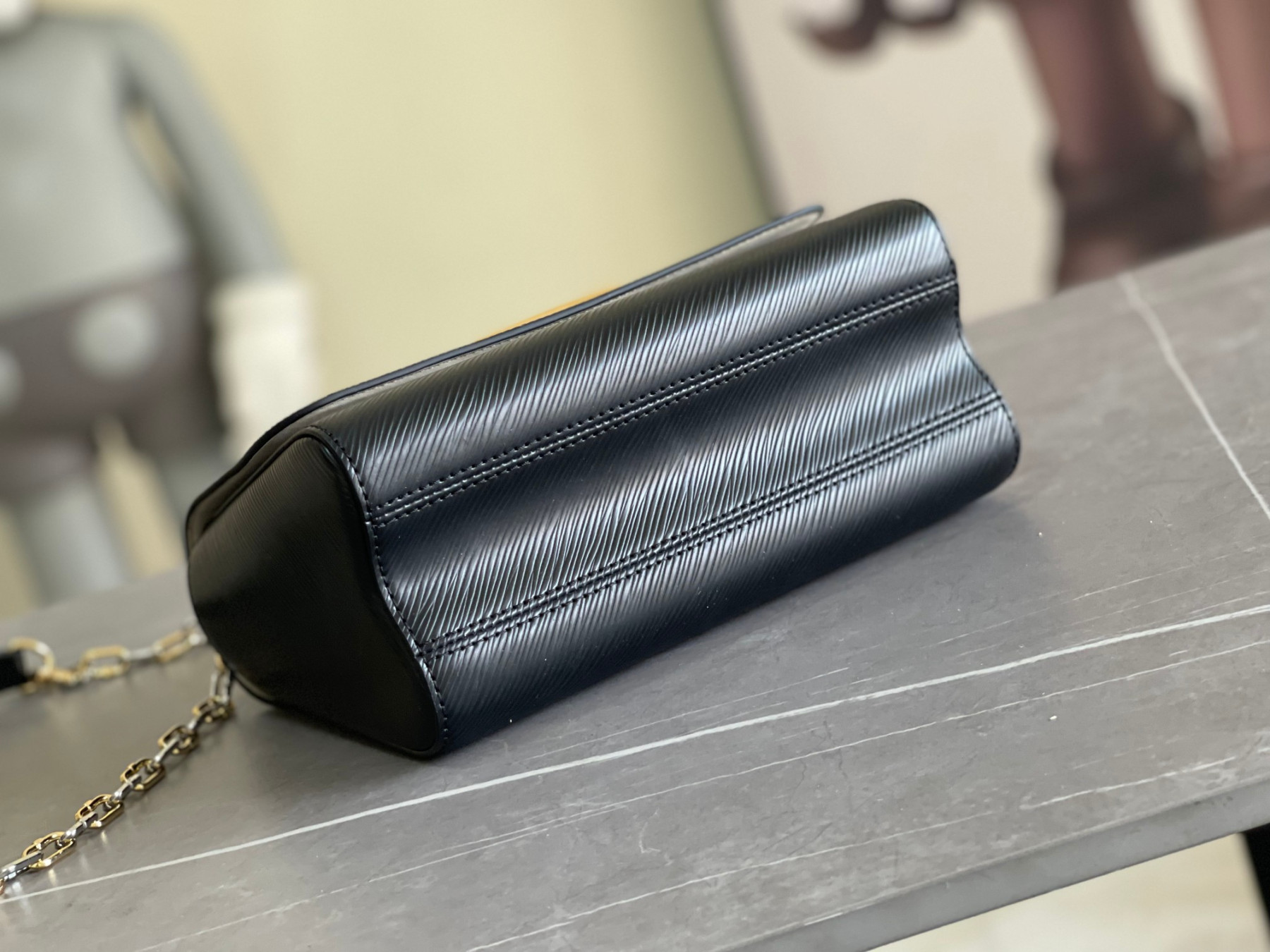 L0vis Vvtt0n M21025 Twist MM 9.1 x 6.7 x 3.7 inches