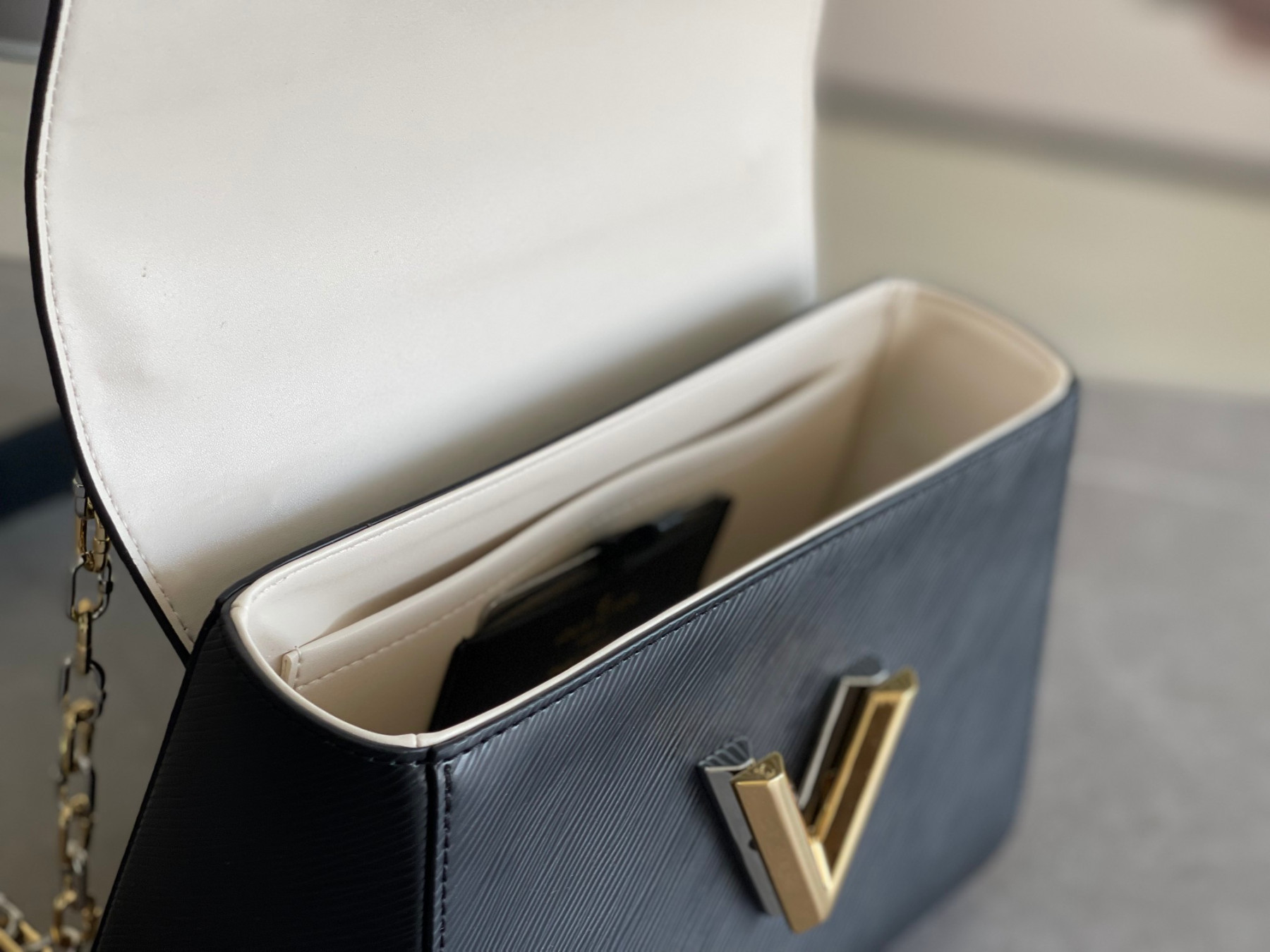 L0vis Vvtt0n M21025 Twist MM 9.1 x 6.7 x 3.7 inches