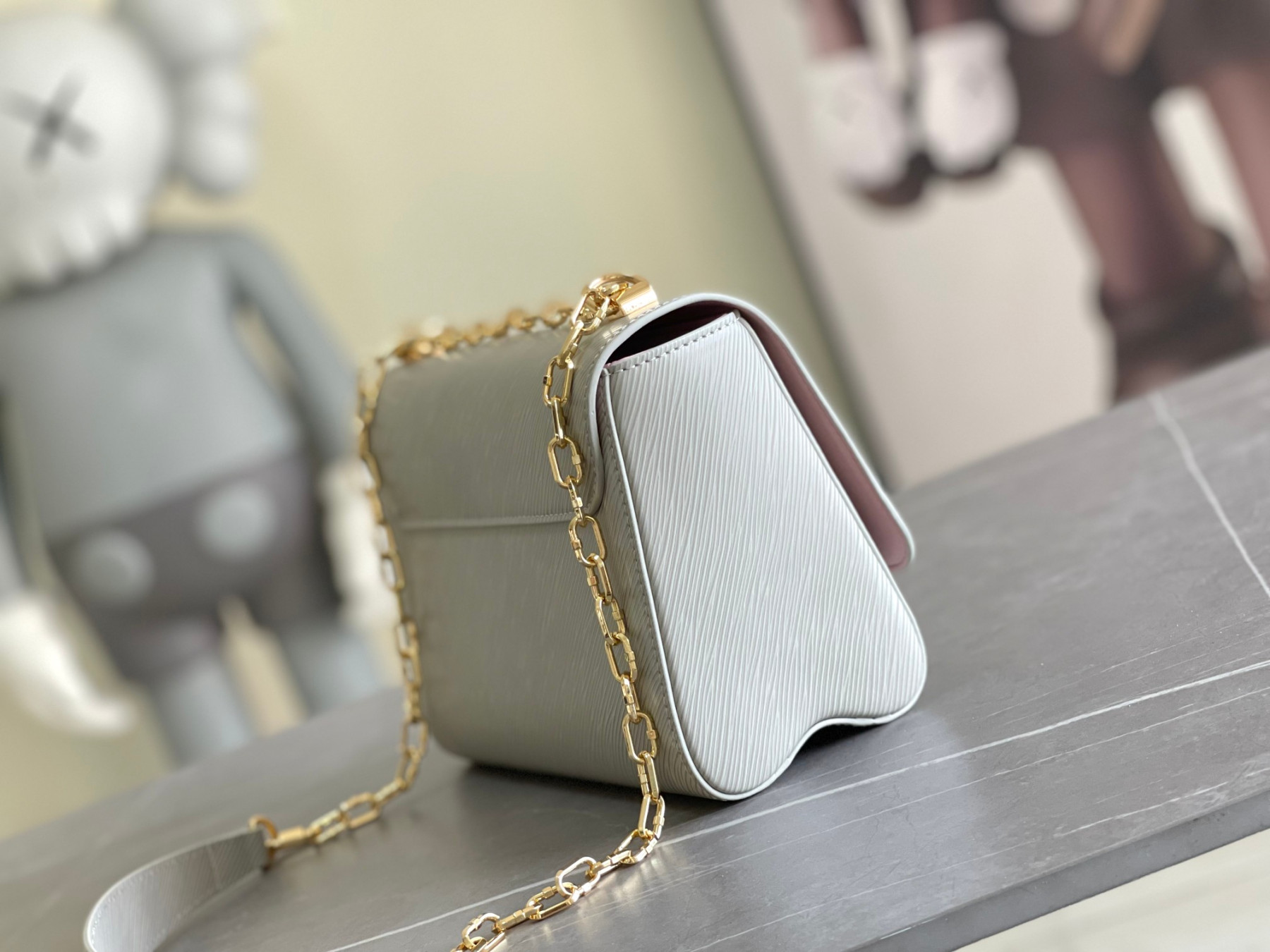 L0vis Vvtt0n Twist MM white 9.1 x 6.7 x 3.7 inches