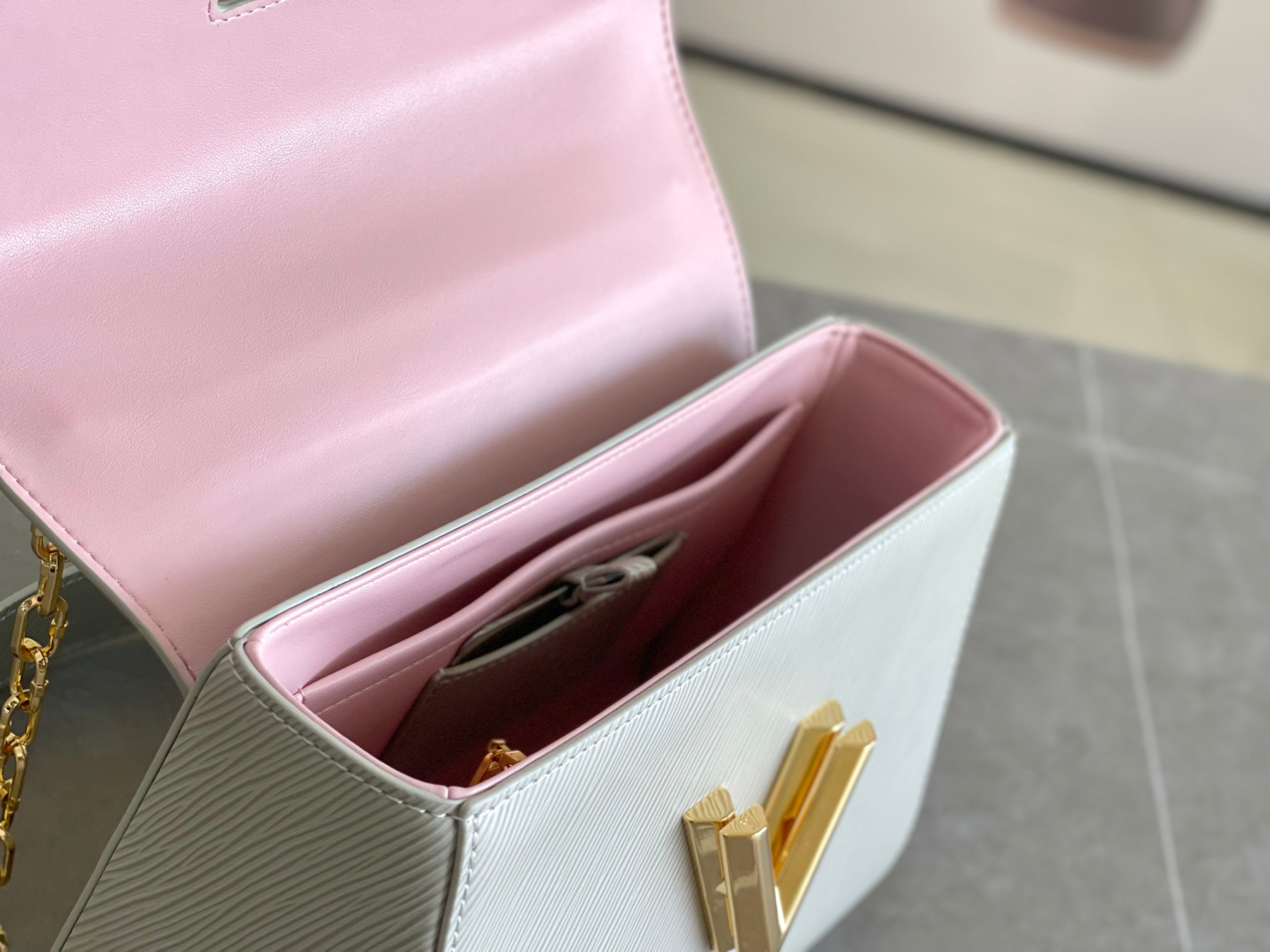 L0vis Vvtt0n Twist MM white 9.1 x 6.7 x 3.7 inches