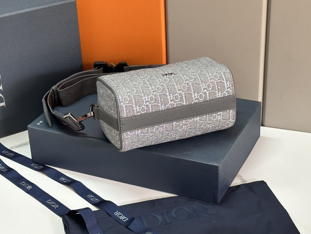 D10r Lingot Toiletry Bag gray white Oblique Mirage Technical Fabric 8.5 x 5 x 4 inches