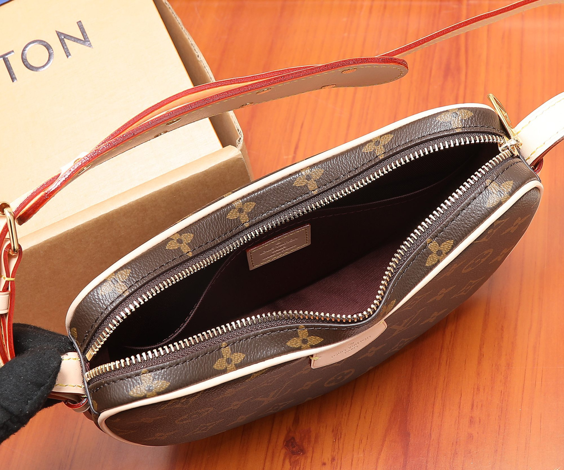 L0vis Vvtt0n M46828 Croissant MM 9.8 x 5.9 x 2 inches