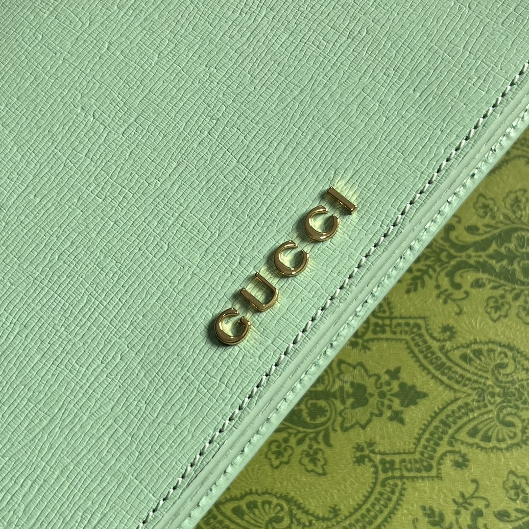 CHAIN WALLET WITH Gvc*1 SCRIPT GREEN 7.8"W x 5"H x 1.6"D