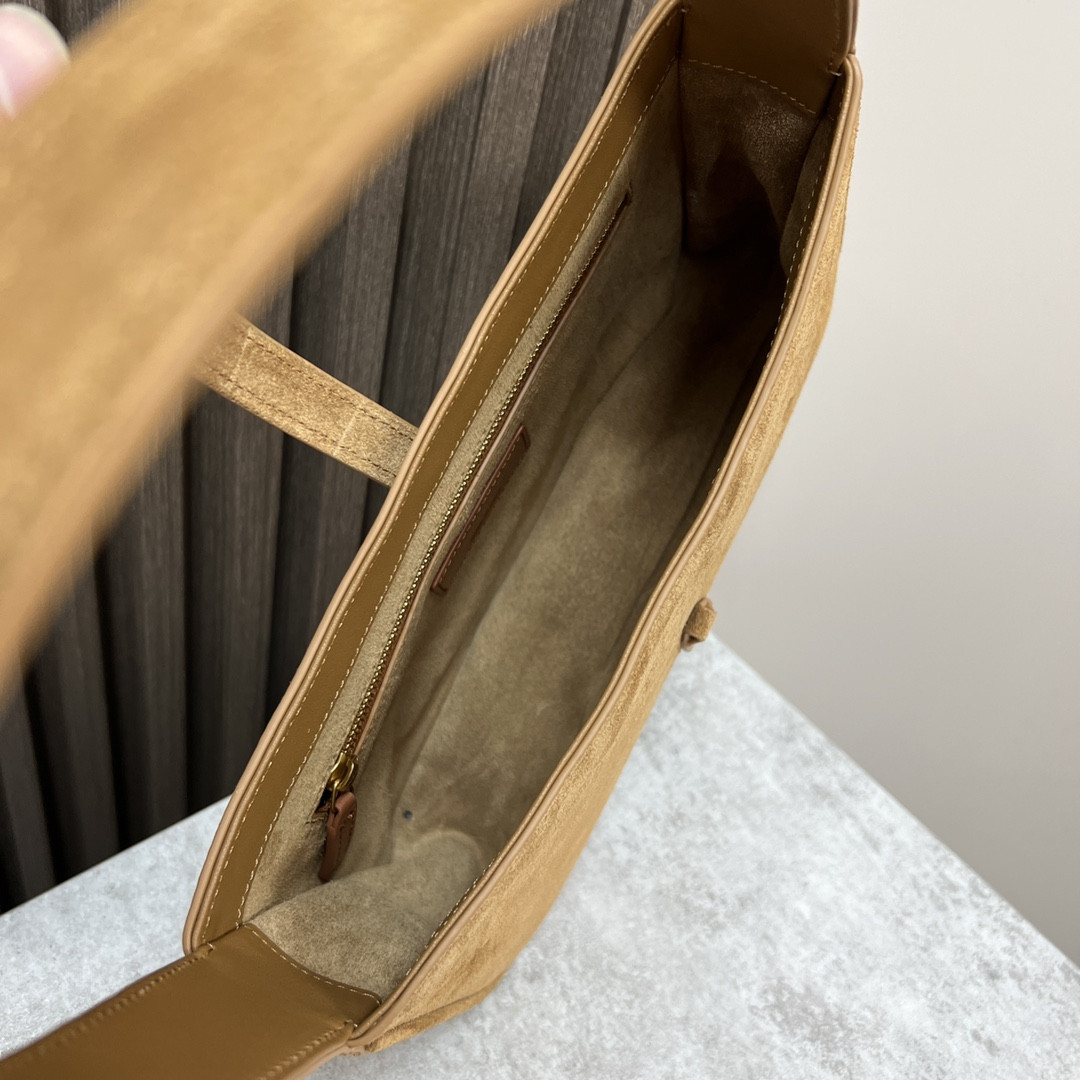 Y51 LE 5 À 7 IN SUEDE BROWN 9 X 6.3 X 2.5 INCHES