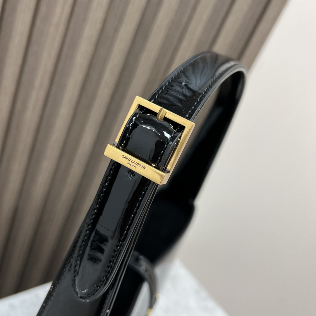 Y51 LE 5 À 7 IN SHINY LEATHER BLACK 9 X 6.3 X 2.5 INCHES