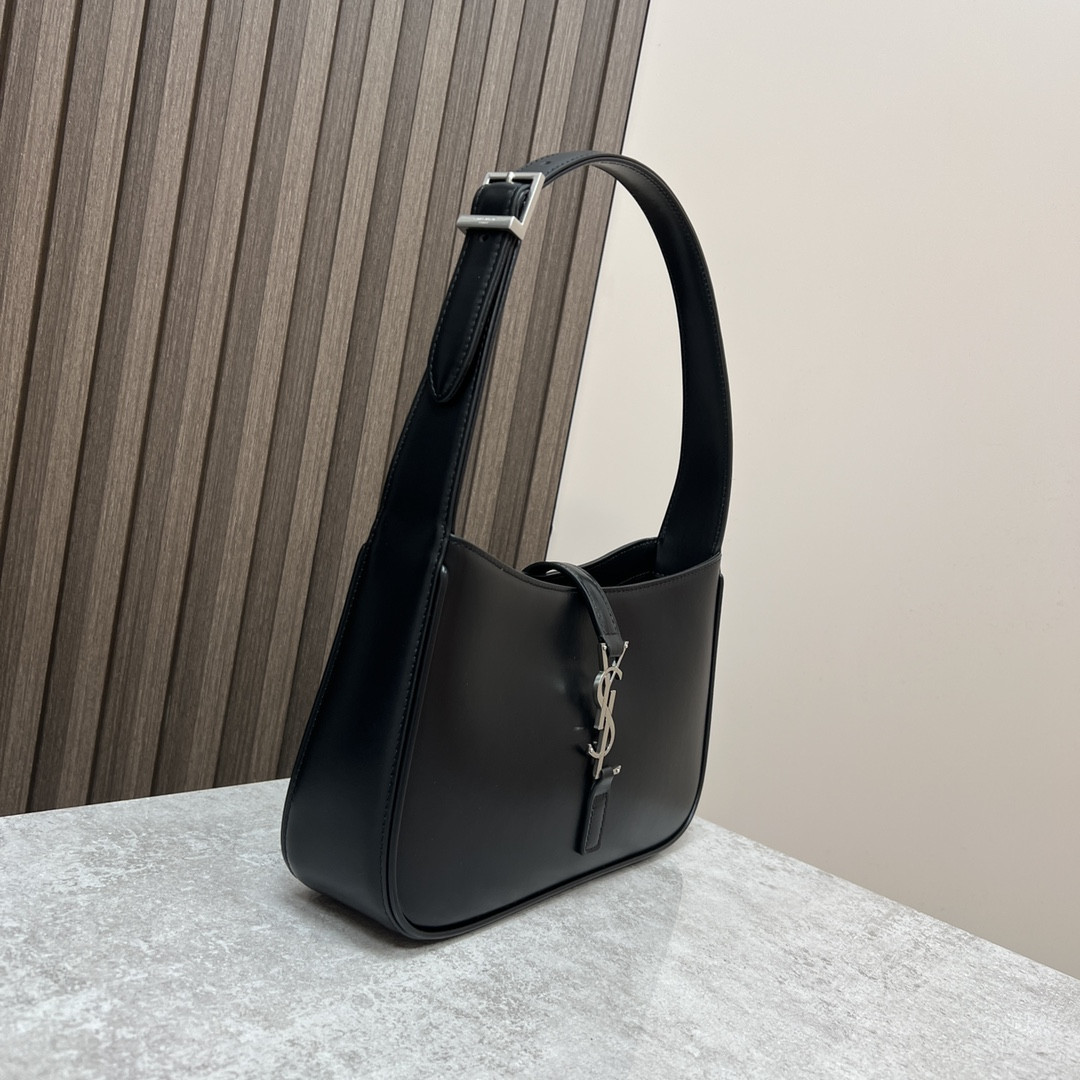 Y51 LE 5 À 7 IN SMOOTH LEATHER NOIR SILVER 9 X 6.3 X 2.5 INCHES