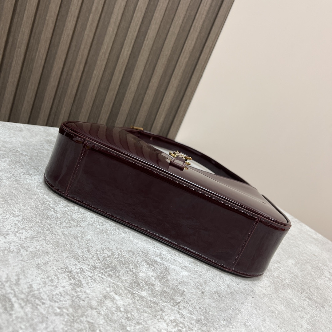 Y51 LE 5 À 7 IN PATENT LEATHER RED 9 X 6.3 X 2.5 INCHES