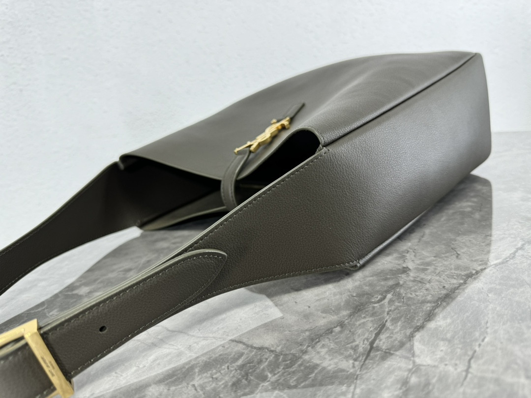 Y51 LE 5 À 7 S*pPLE LARGE IN SMOOTH LEATHER LIGHT MUSK 11.8" X 11" X 4.3"