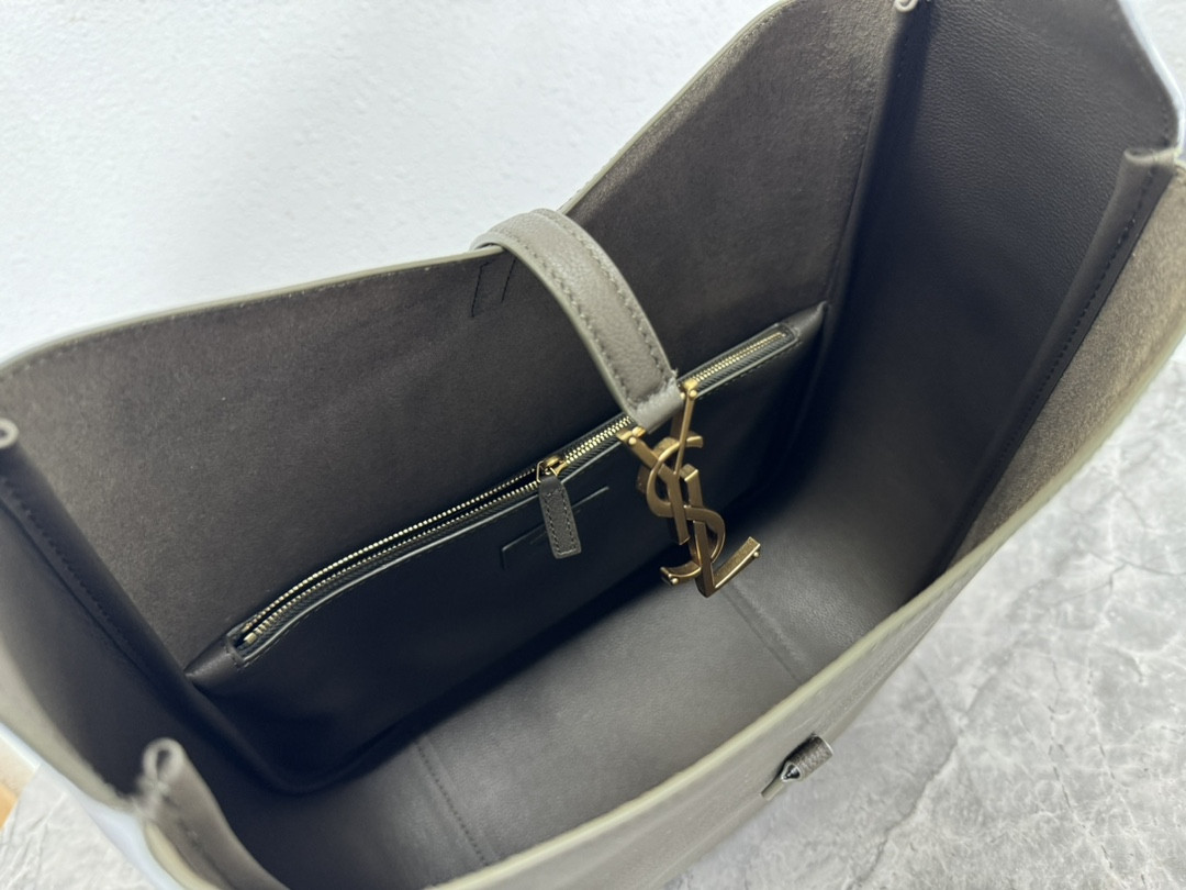 Y51 LE 5 À 7 S*pPLE LARGE IN SMOOTH LEATHER LIGHT MUSK 11.8" X 11" X 4.3"