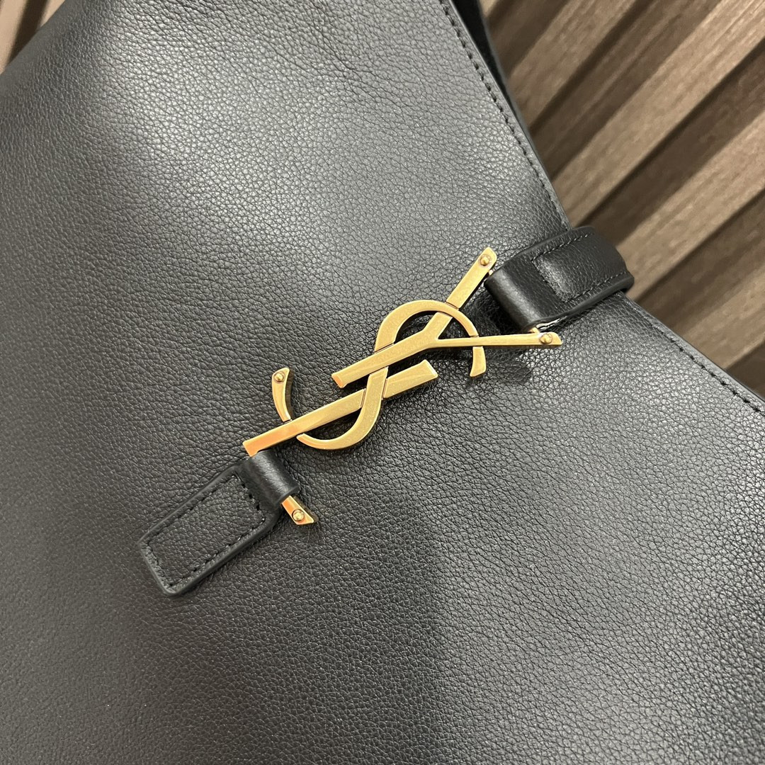 Y51 LE 5 À 7 S*pPLE LARGE IN SMOOTH LEATHER BLACK 11.8" X 11" X 4.3"