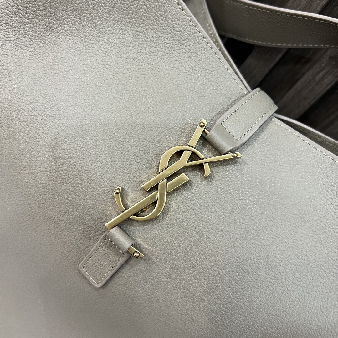 Y51 LE 5 À 7 S*pPLE LARGE IN SMOOTH LEATHER LIGHT GRAY 11.8" X 11" X 4.3"