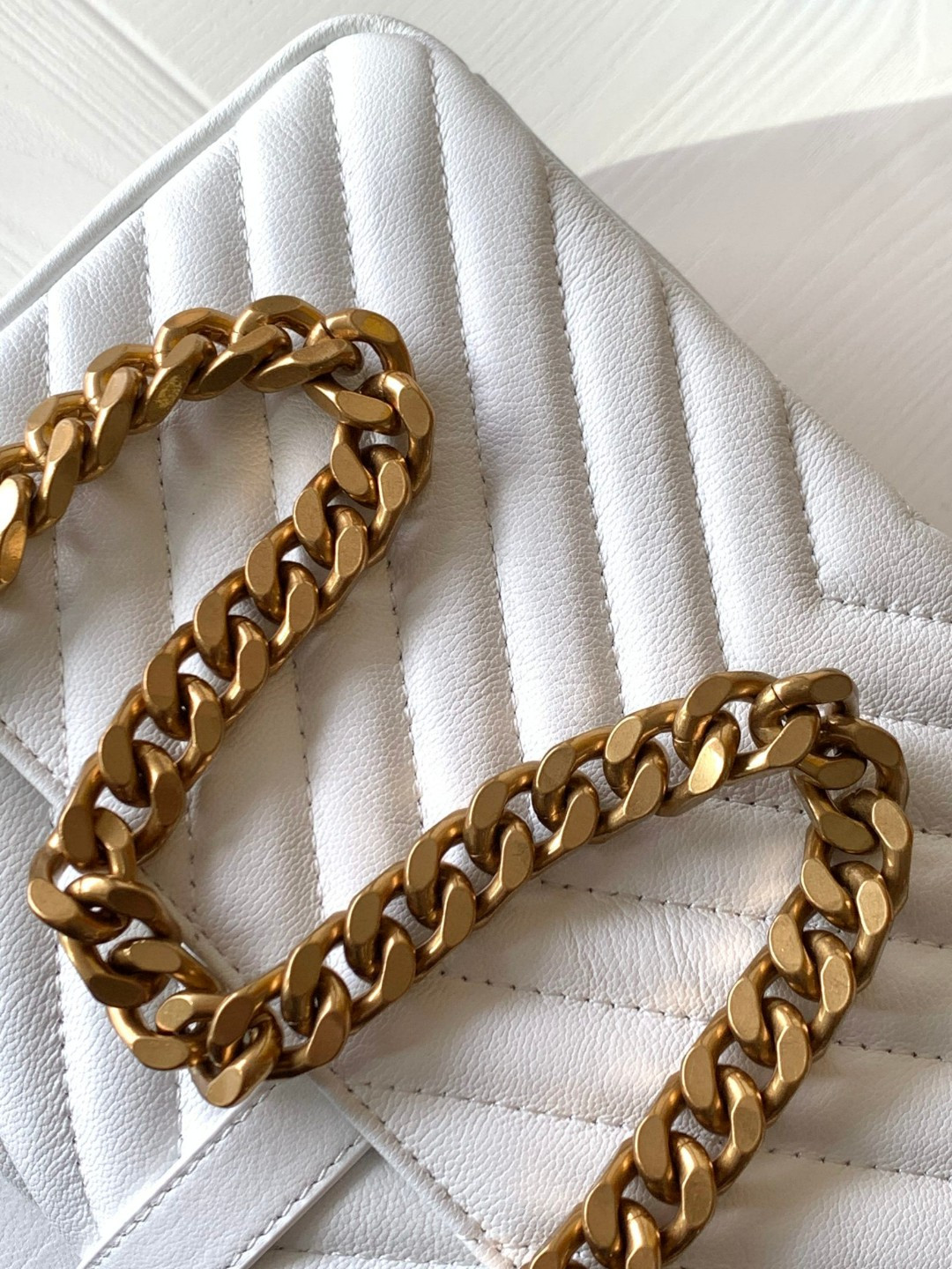 Y51 COLLEGE MEDIUM IN QUILTED LEATHER white  9.4 X 6.6 X 2.5 INCHES