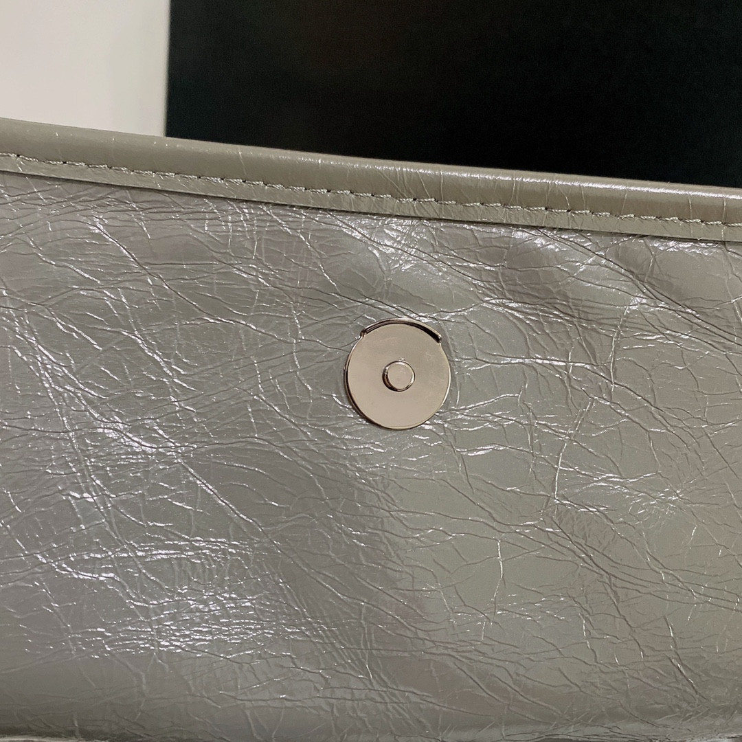 Y51 NIKI MEDIUM IN VINTAGE LEATHER STORM 11 X 7.8 X 3.3 INCHES