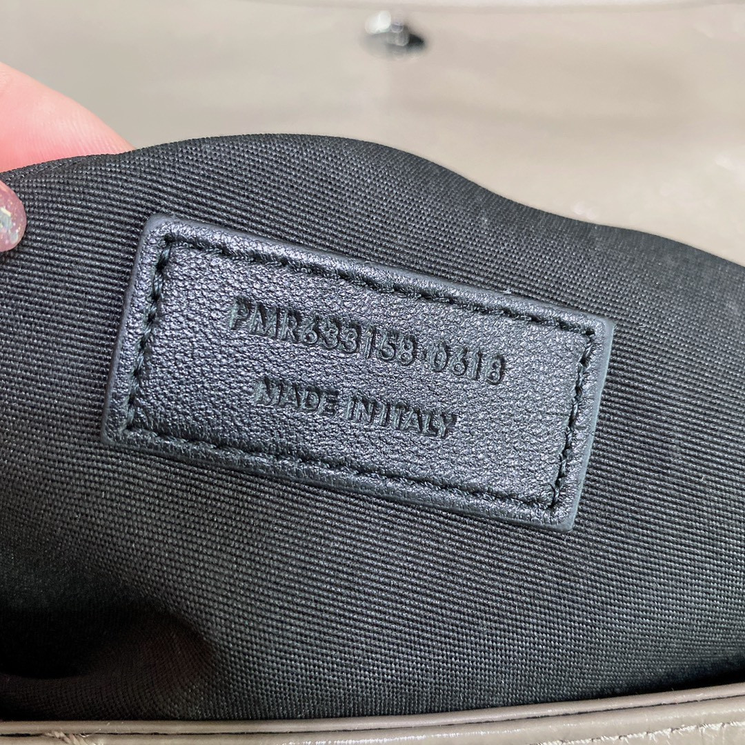 Y51 NIKI MEDIUM IN VINTAGE LEATHER LIGHT GRAY 11 X 7.8 X 3.3 INCHES