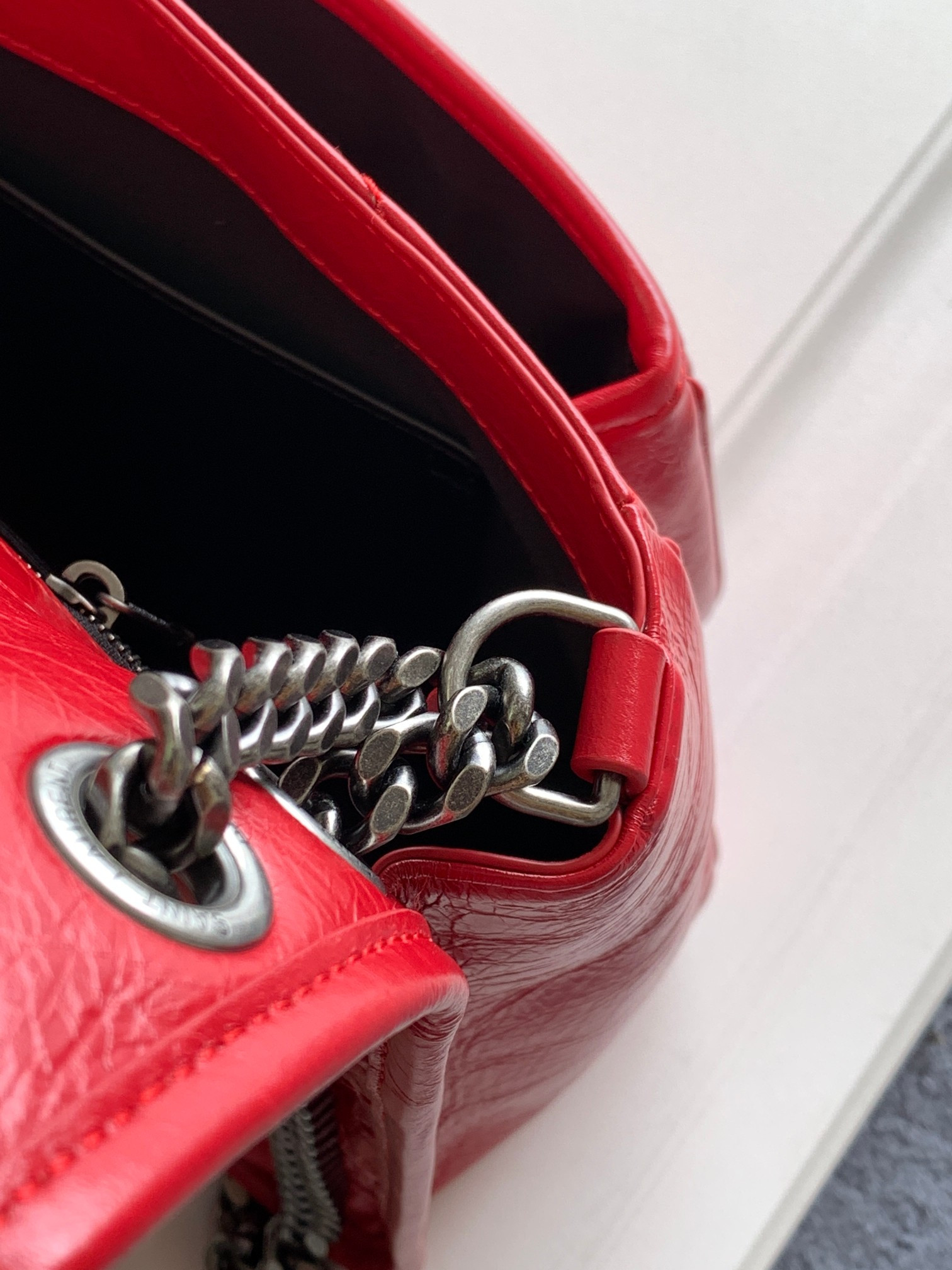 Y51 NIKI MEDIUM IN VINTAGE LEATHER SHINY RED 11 X 7.8 X 3.3 INCHES