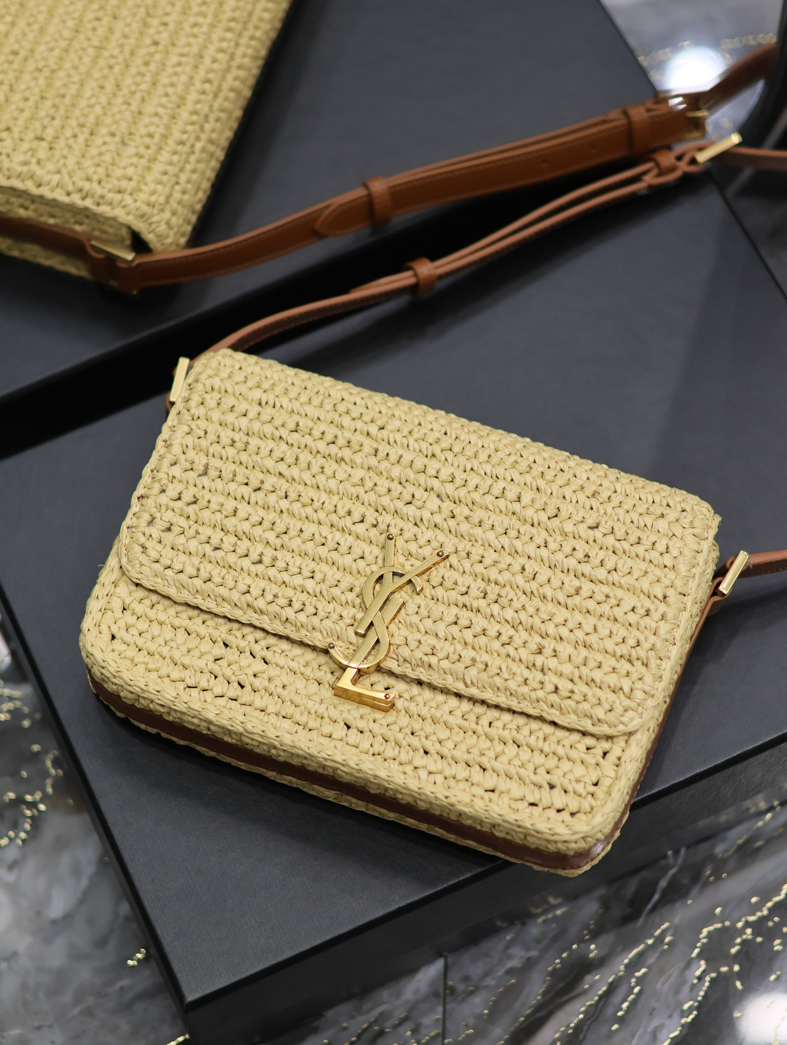 Y51 SOLFERINO MEDIUM IN RAFFIA AND VEGETABLE-TANNED LEATHER NATUREL AND BRICK 9.1 X 6.3 X 2.4 INCHES