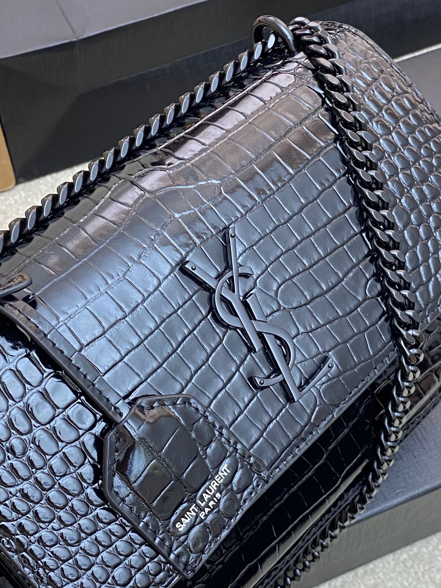 Y51 SUNSET MEDIUM IN CROCODILE-EMBOSSED LEATHER NOIR 8 X 6.2 X 2.5 INCHES