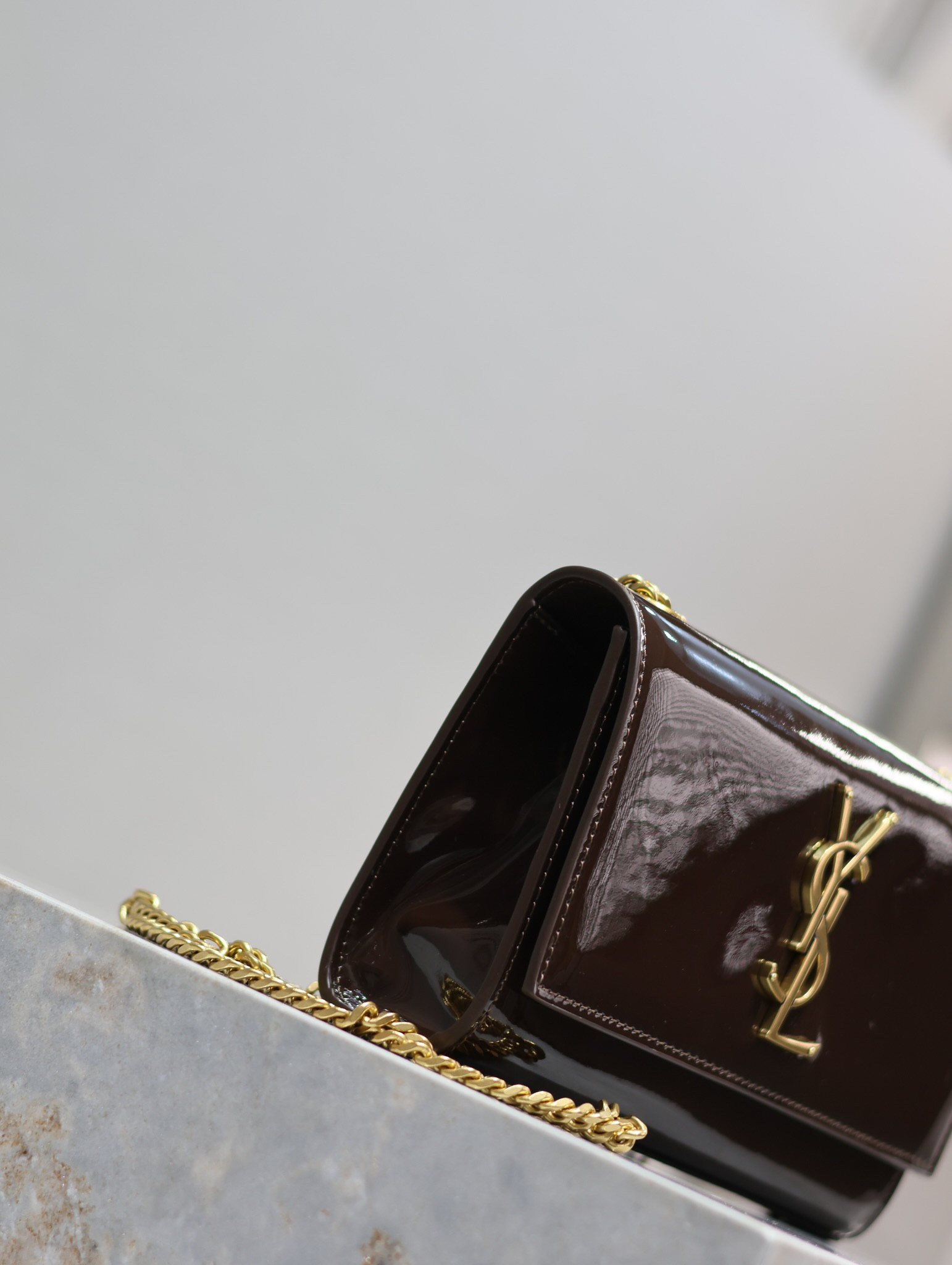 Y51 KATE SMALL IN SHINY LEATHER COFFEE 7.8 X 4.9 X 1.9 INCHES