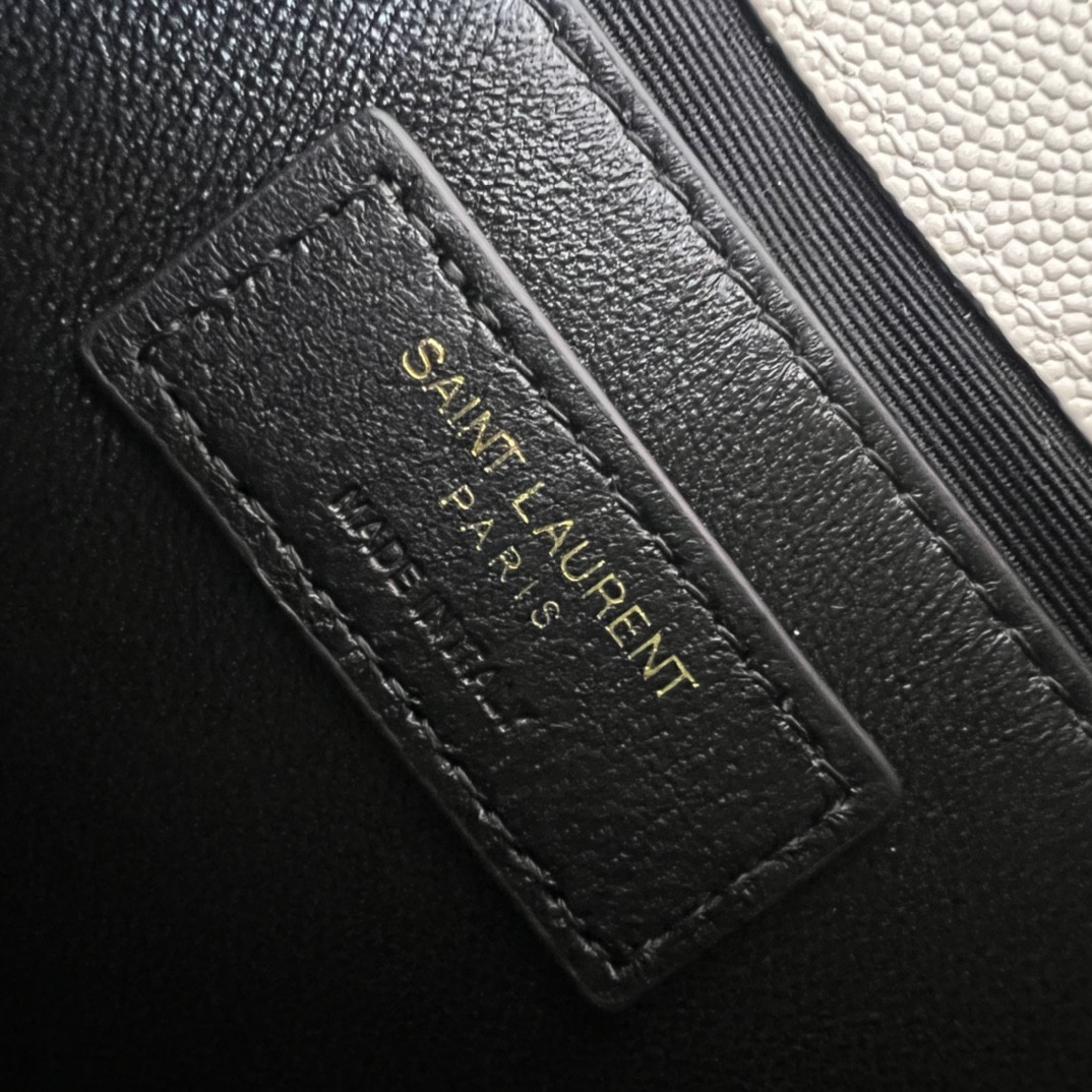 Y51 KATE MEDIUM IN GRAIN DE POUDRE EMBOSSED LEATHER WHITE GOLD 9.4 X 5.7 X 2.1 INCHES