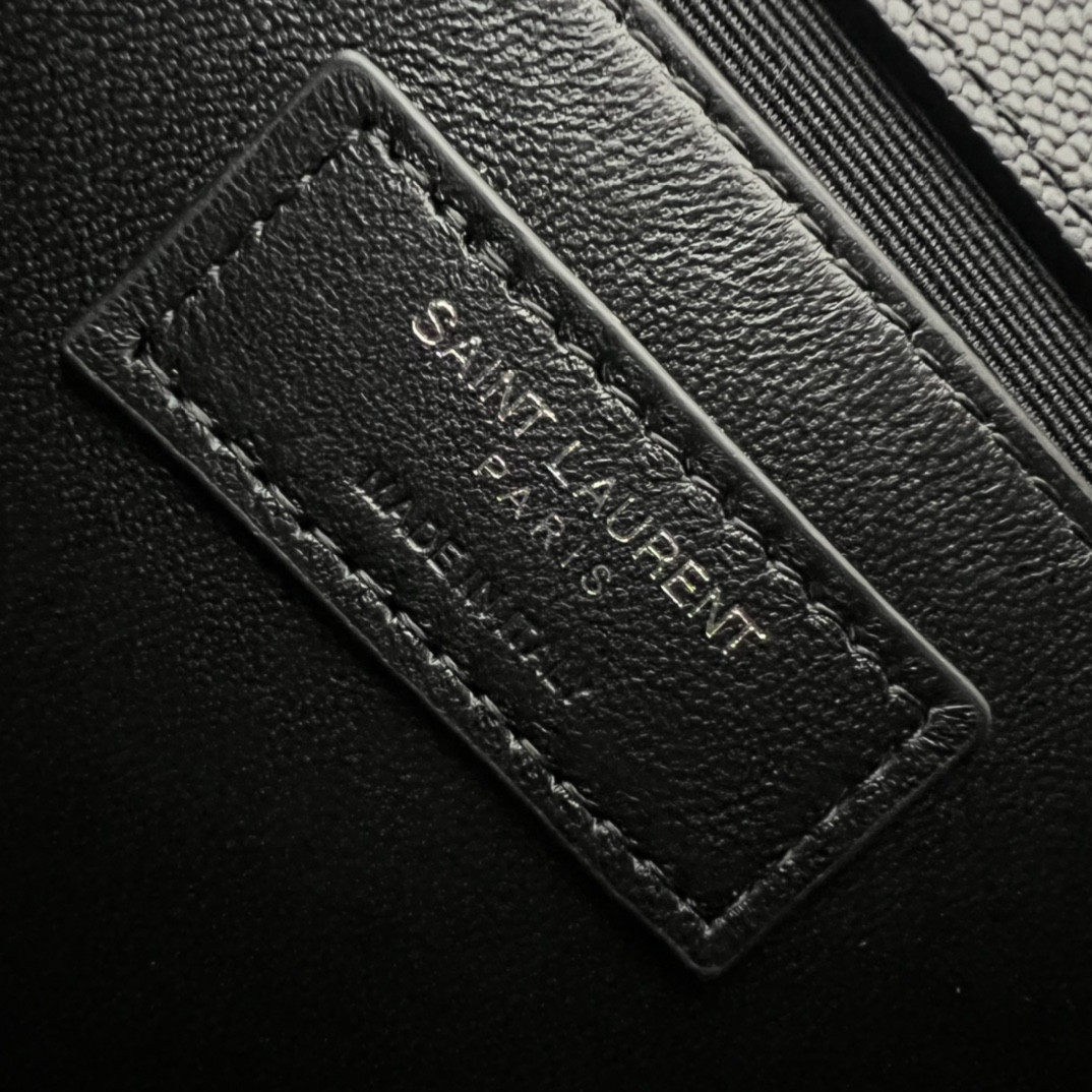 Y51 KATE MEDIUM IN GRAIN DE POUDRE EMBOSSED LEATHER BLACK SILVER 9.4 X 5.7 X 2.1 INCHES