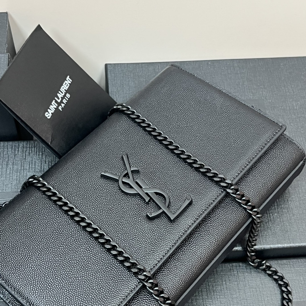 Y51 KATE MEDIUM IN GRAIN DE POUDRE EMBOSSED LEATHER ALL BLACK 9.4 X 5.7 X 2.1 INCHES