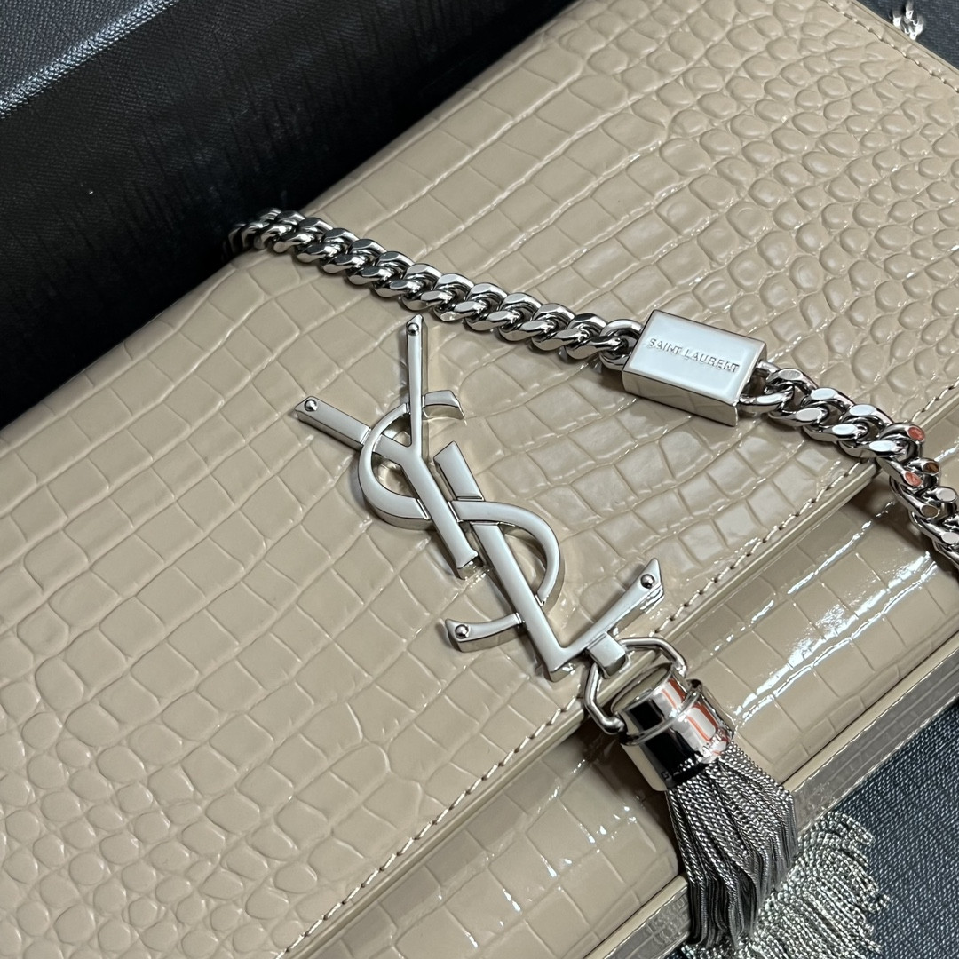 Y51 KATE MEDIUM TASSEL IN CROCODILE-EMBOSSED LEATHER BEIGE 9.4 X 5.7 X 2.1 INCHES