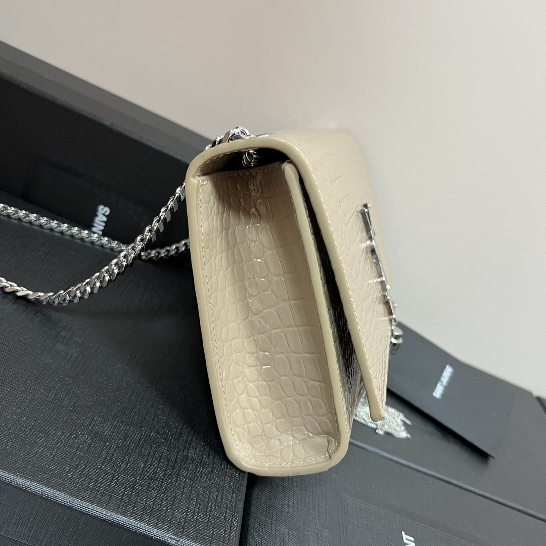 Y51 KATE MEDIUM TASSEL IN CROCODILE-EMBOSSED LEATHER BEIGE 9.4 X 5.7 X 2.1 INCHES