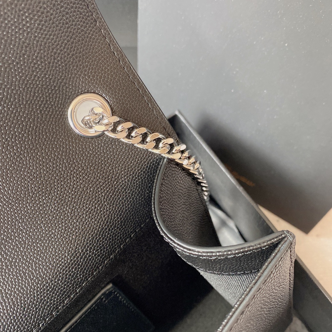 Y51 KATE MEDIUM IN GRAIN DE POUDRE EMBOSSED LEATHER BLACK SILVER 9.4 X 5.7 X 2.1 INCHES