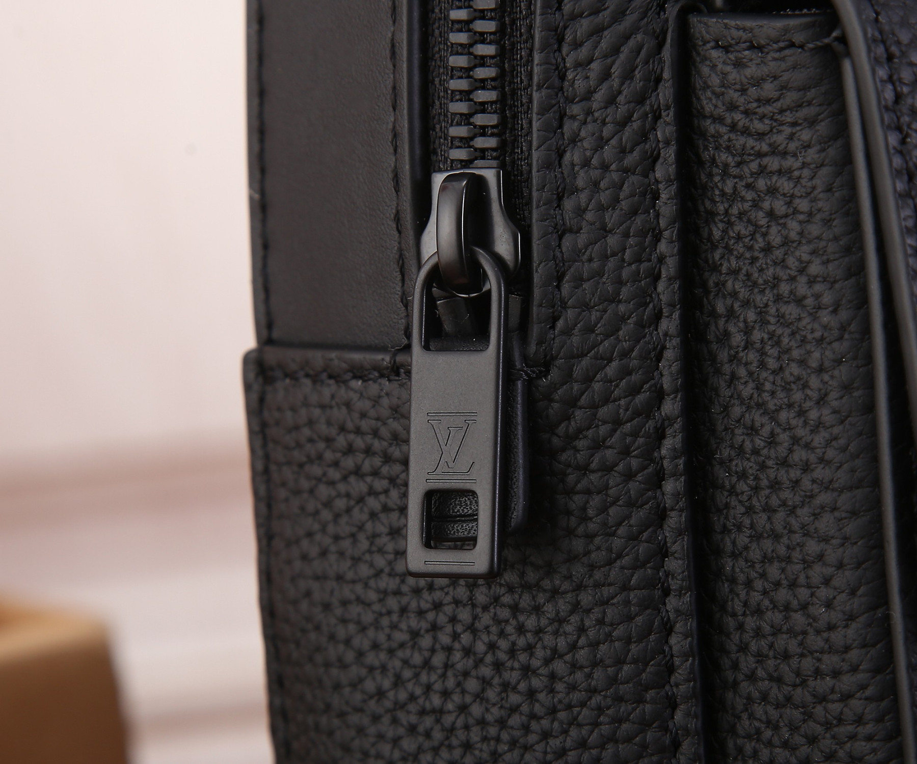 LV M23736 Pilot Slingbag 20 x 30 x 4 cm