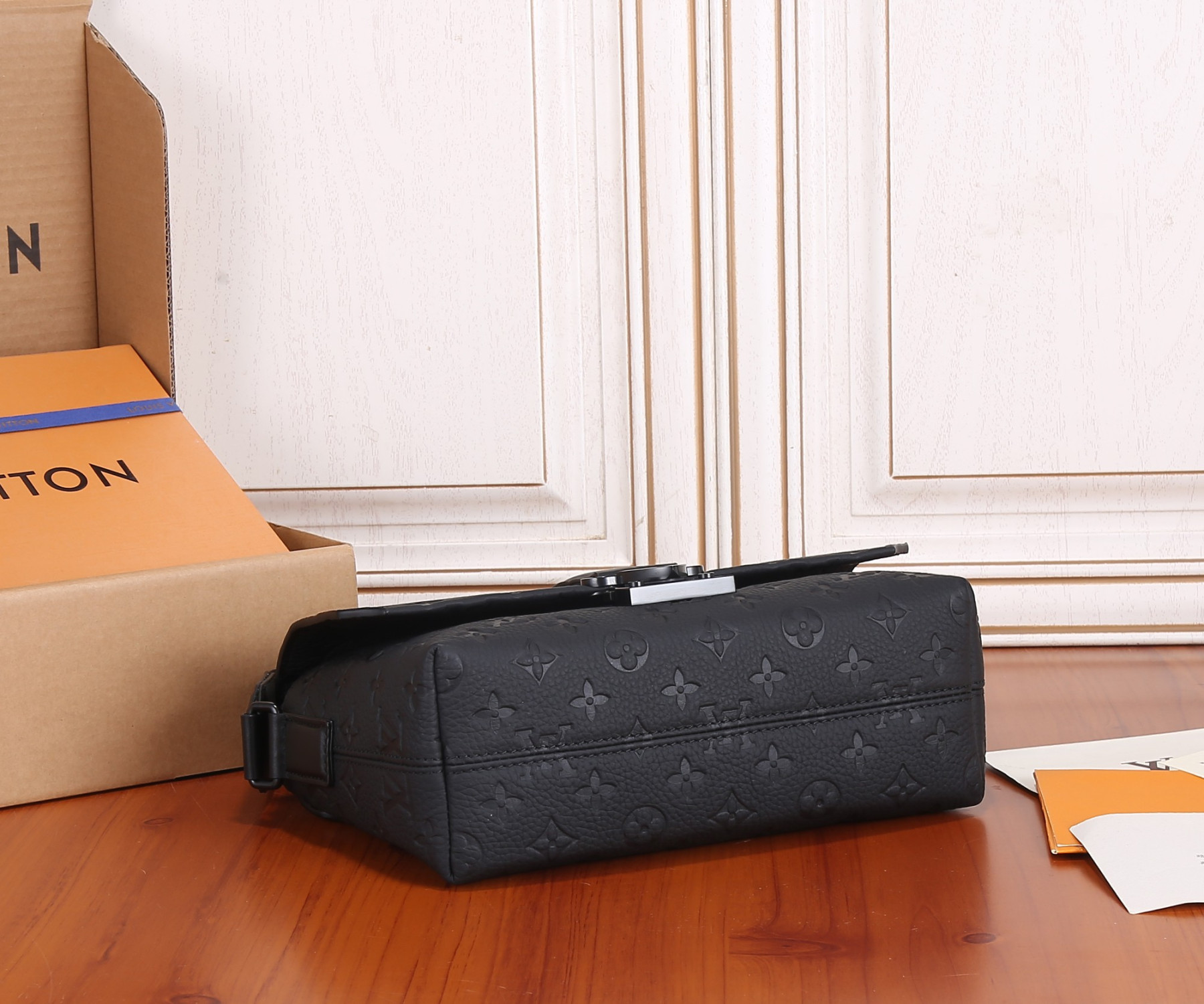 LV S-Cape Messenger M23741 28x16x10cm