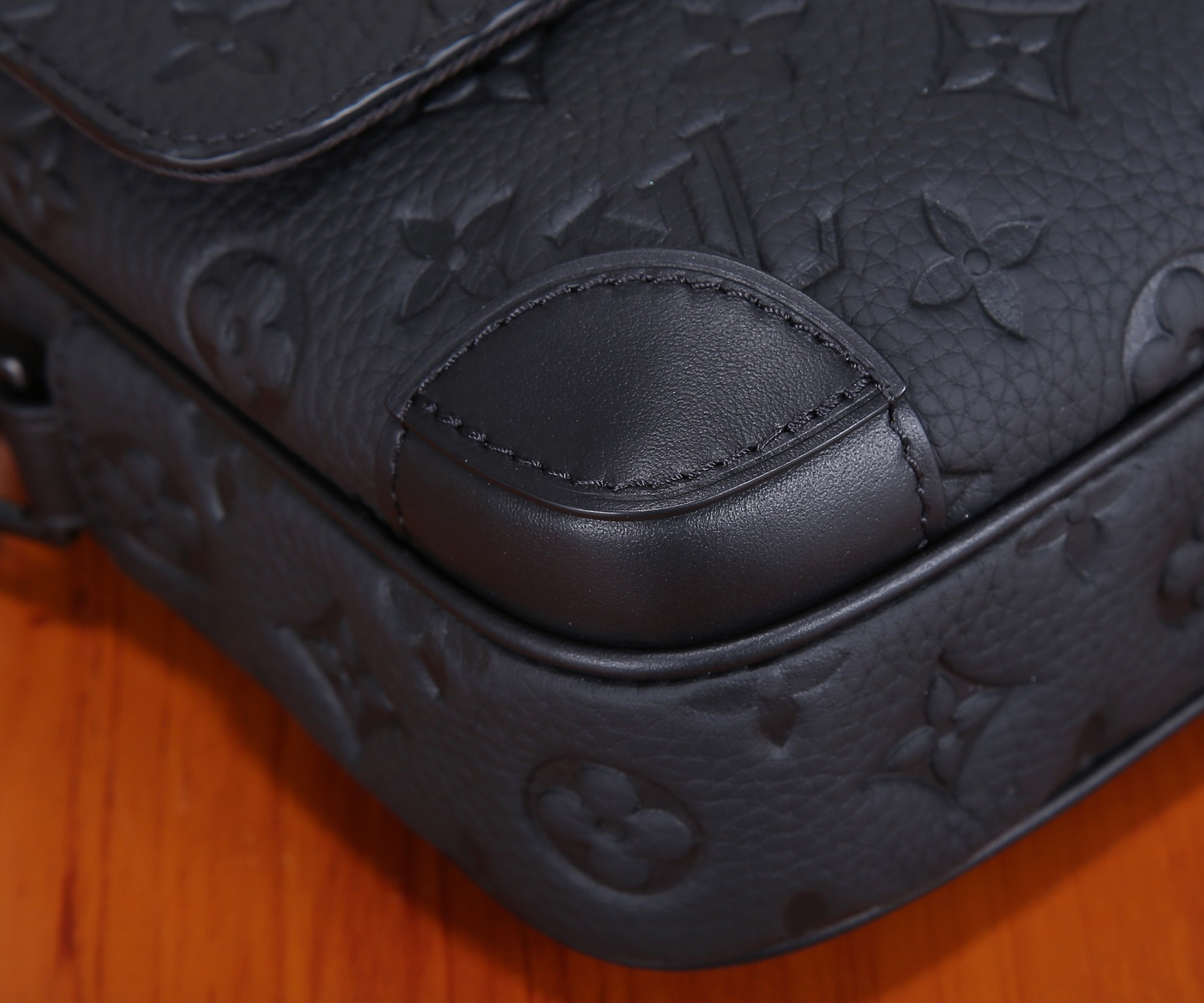 LV M23742 Steamer Messenger 24 x 17 x 5 CM