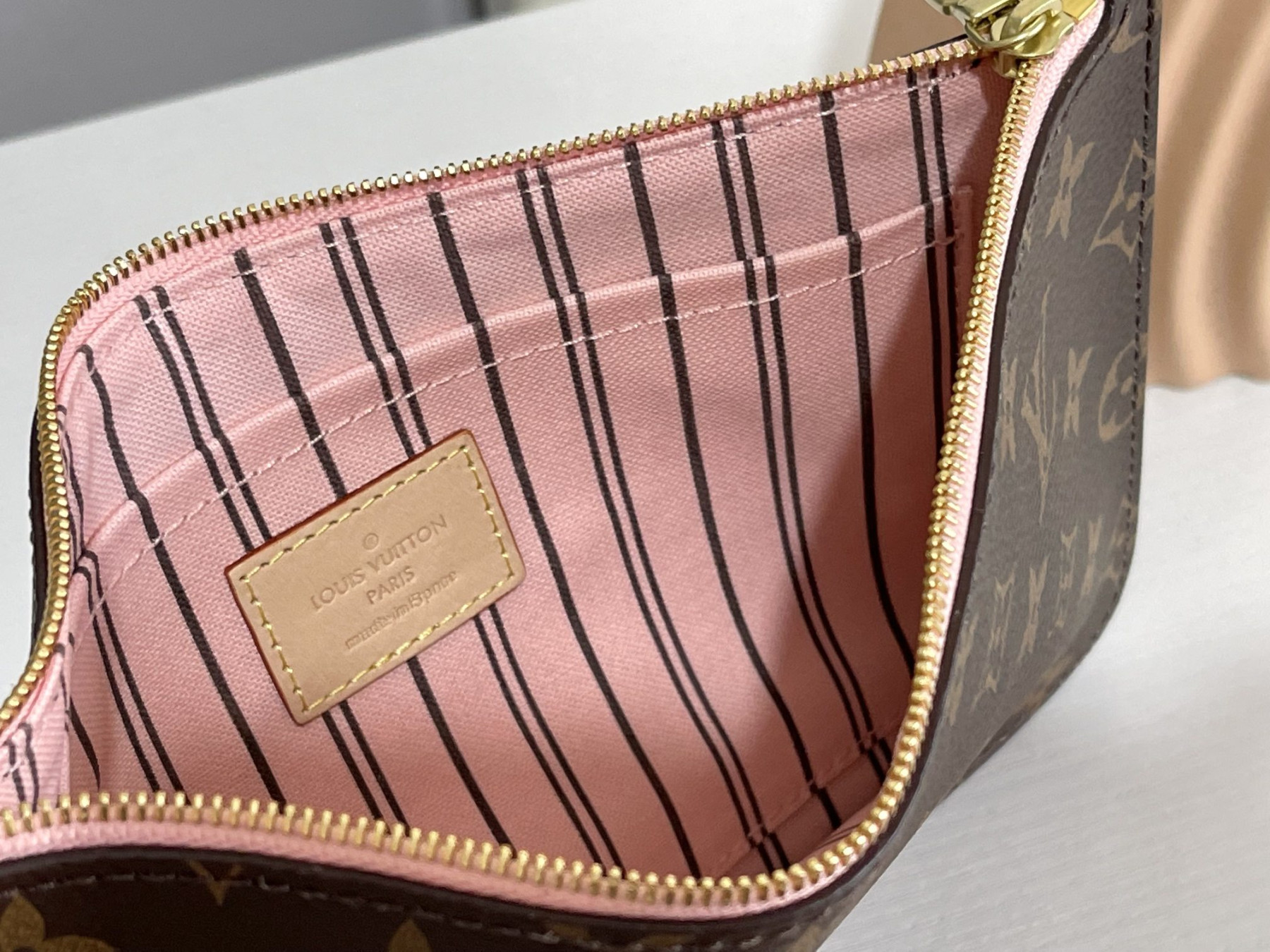 L0vis Vvtt0n M40995 Neverfull MM 12.6 x 11.4 x 6.7 inches Without Box