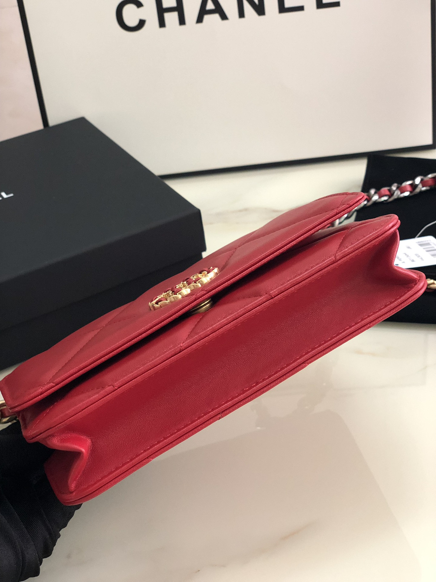 Ch**el CLASSIC WALLET ON CHAIN RED 4.8 × 7.5 × 1.4 in