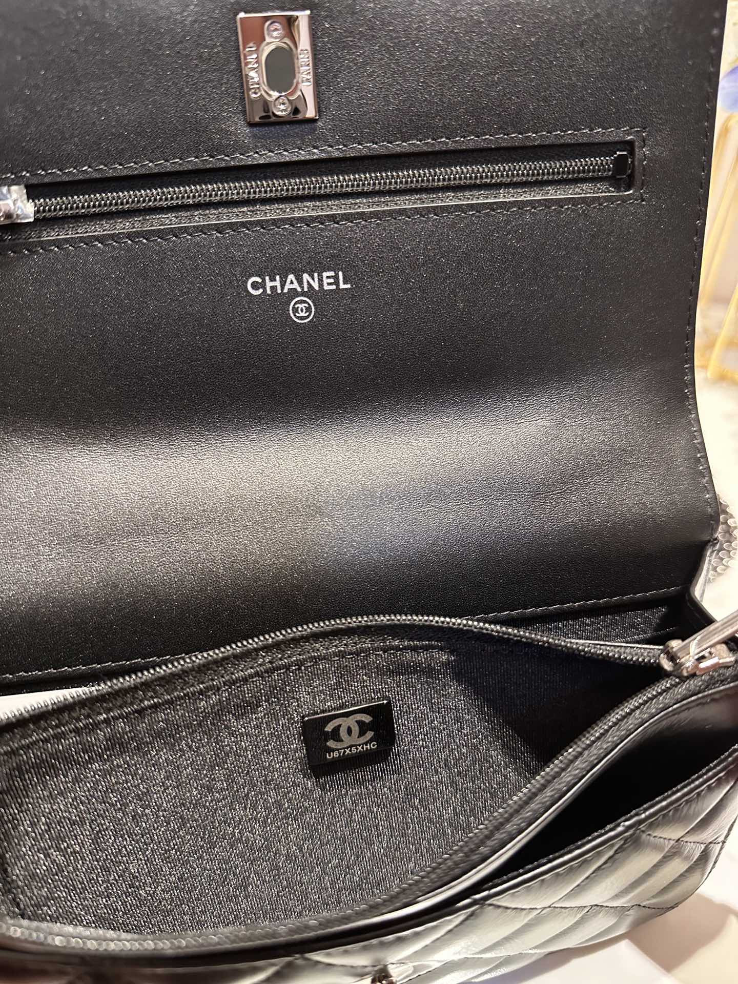 Ch**el CLASSIC WALLET ON CHAIN 4.8 × 7.5 × 1.4 in