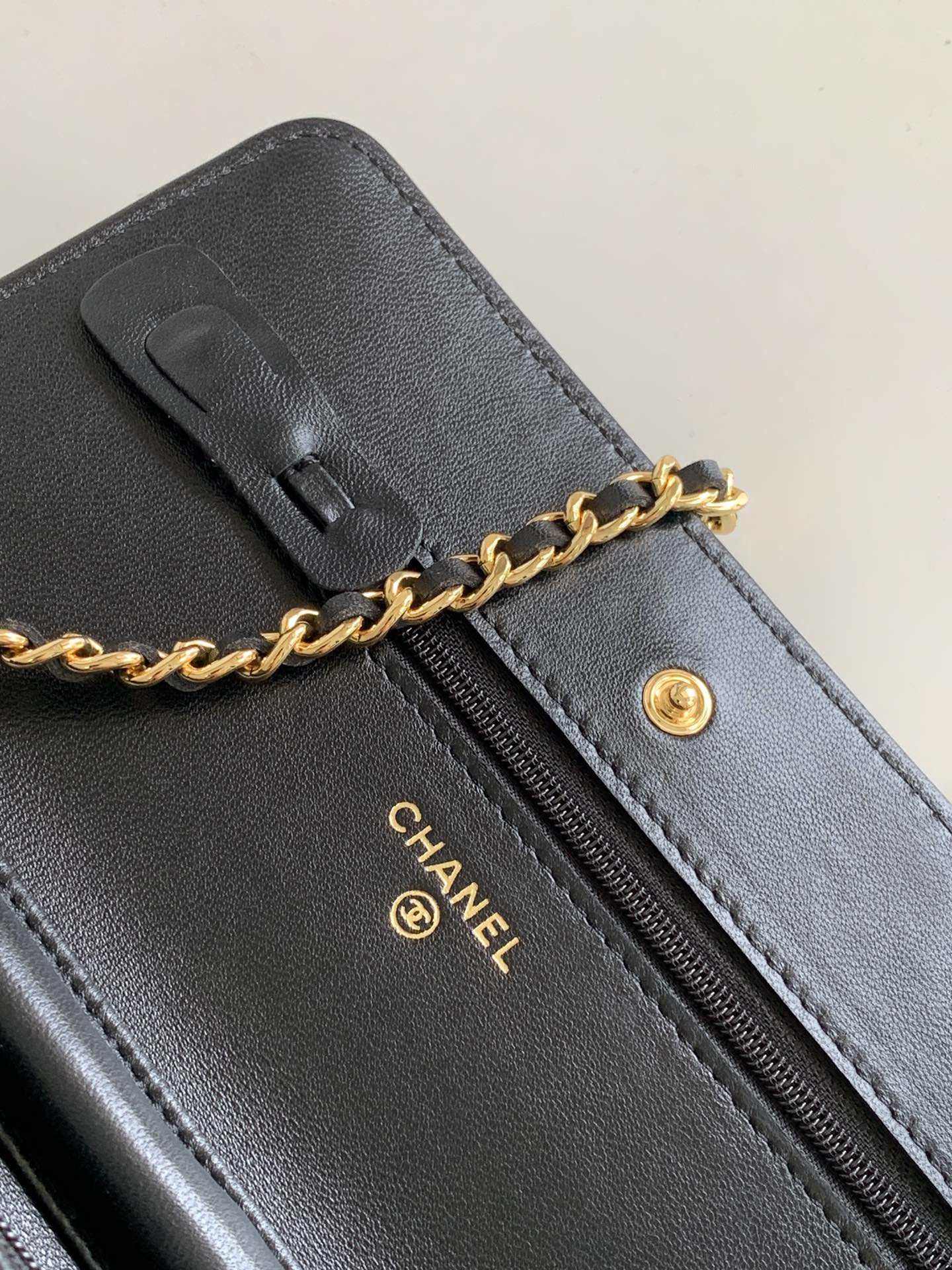 Ch**el CLASSIC WALLET ON CHAIN BLACK 4.8 × 7.5 × 1.4 in