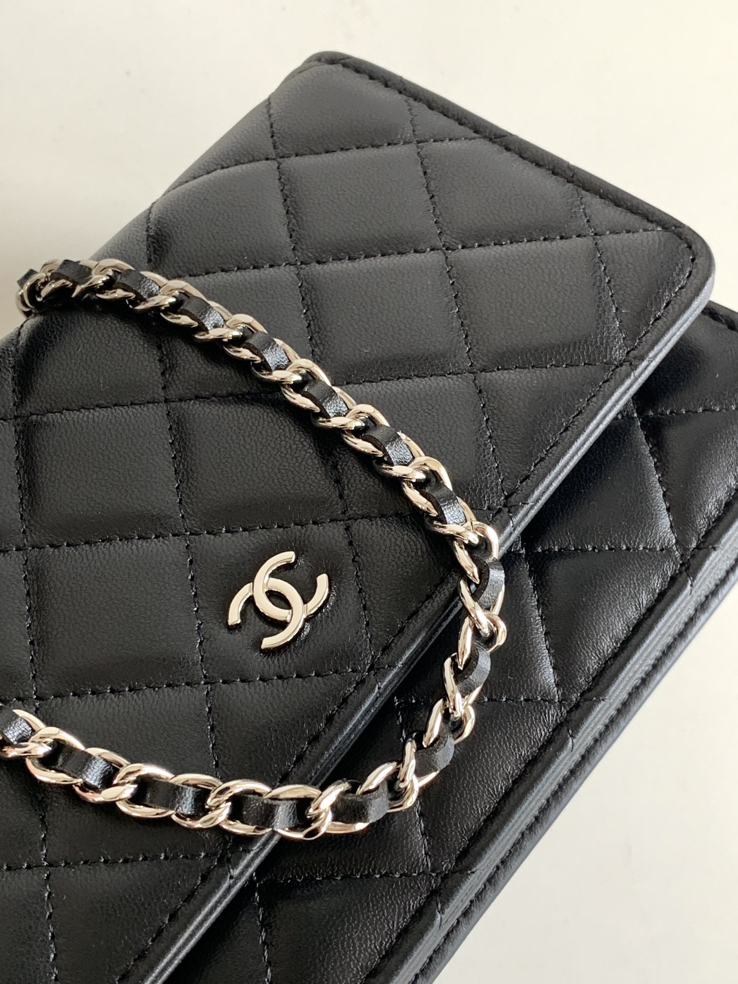 Ch**el CLASSIC WALLET ON CHAIN 4.8 × 7.5 × 1.4 in