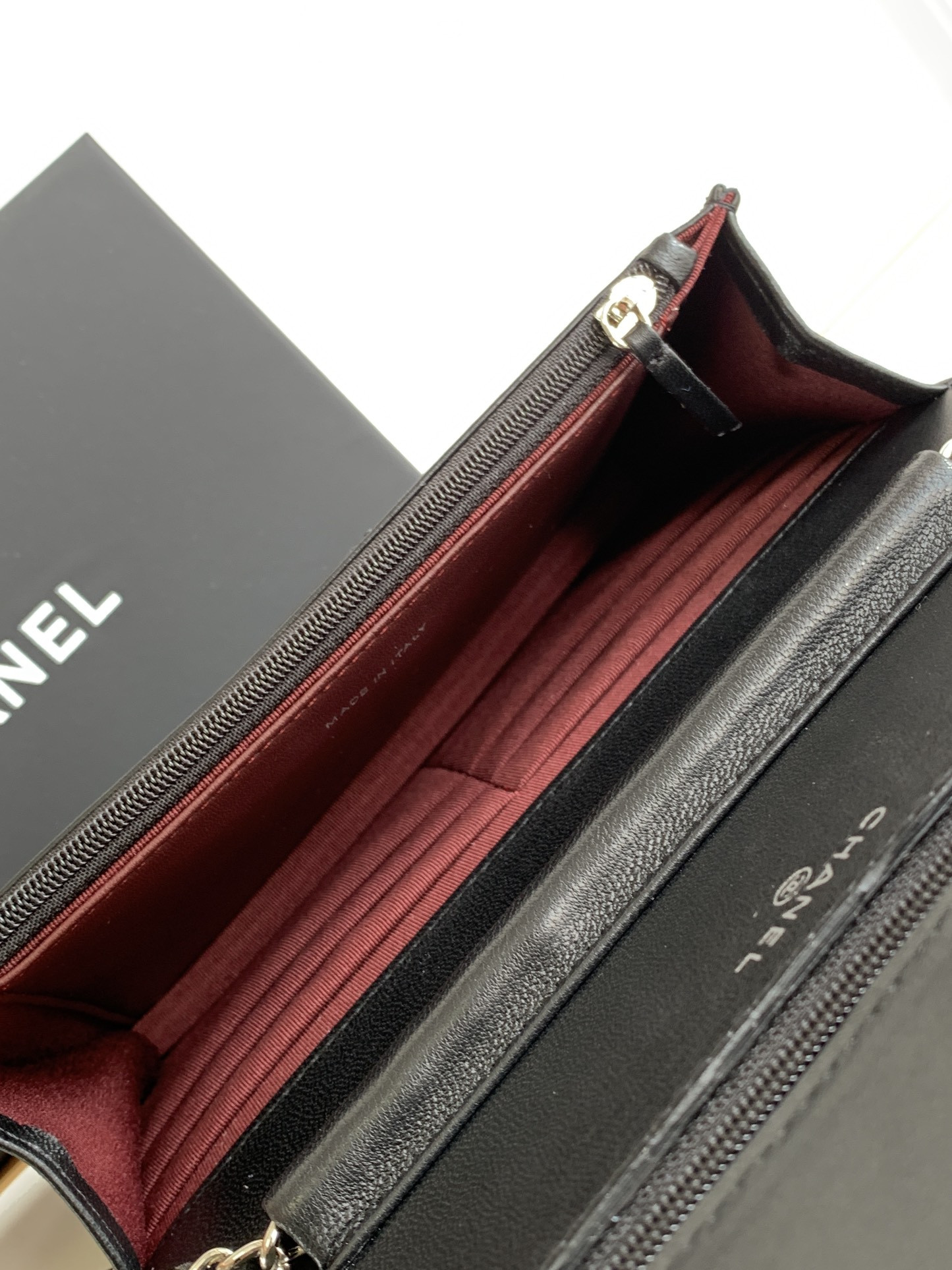 Ch**el CLASSIC WALLET ON CHAIN 4.8 × 7.5 × 1.4 in