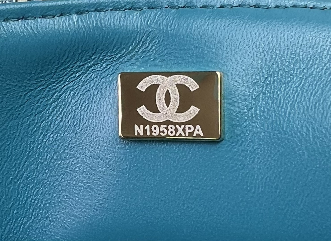 Ch**el CLASSIC 11.12 HANDBAG Tweed & Gold-Tone Metal   6 × 9.9 × 2.5 in