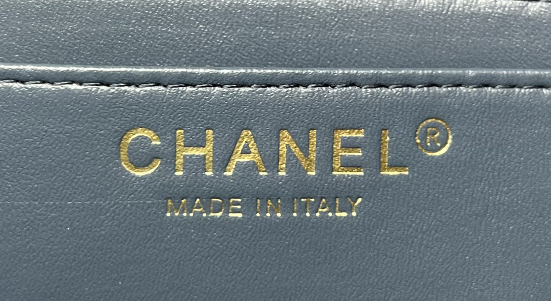 Ch**el MINI CLASSIC 11.12 HANDBAG Tweed & Gold-Tone Metal 4.7 × 7.8 × 2.3 in