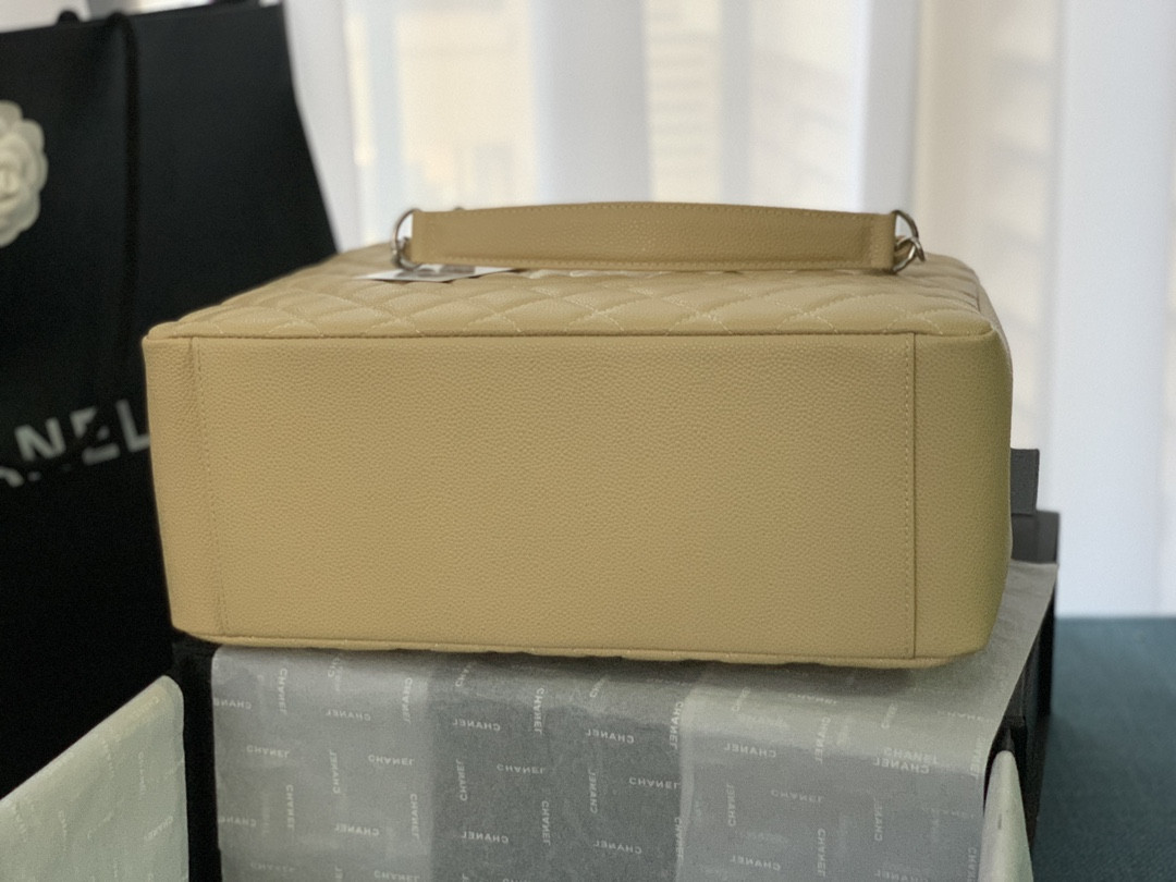 Ch**el GST CAVIAR LEATHER HARDWARE 24X33X13CM