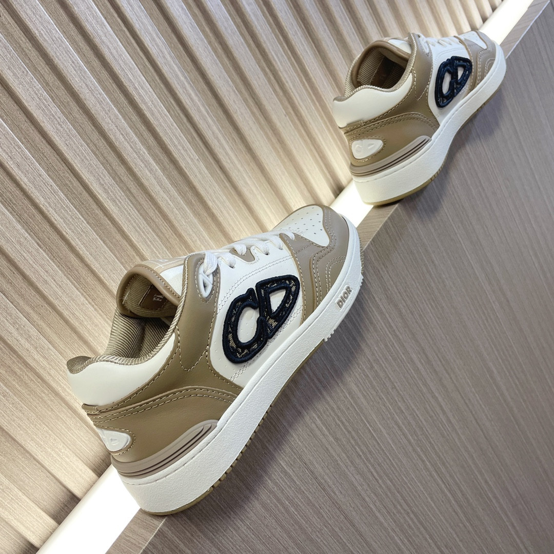 UA D10r B57 Low-Top Sneaker Beige and White