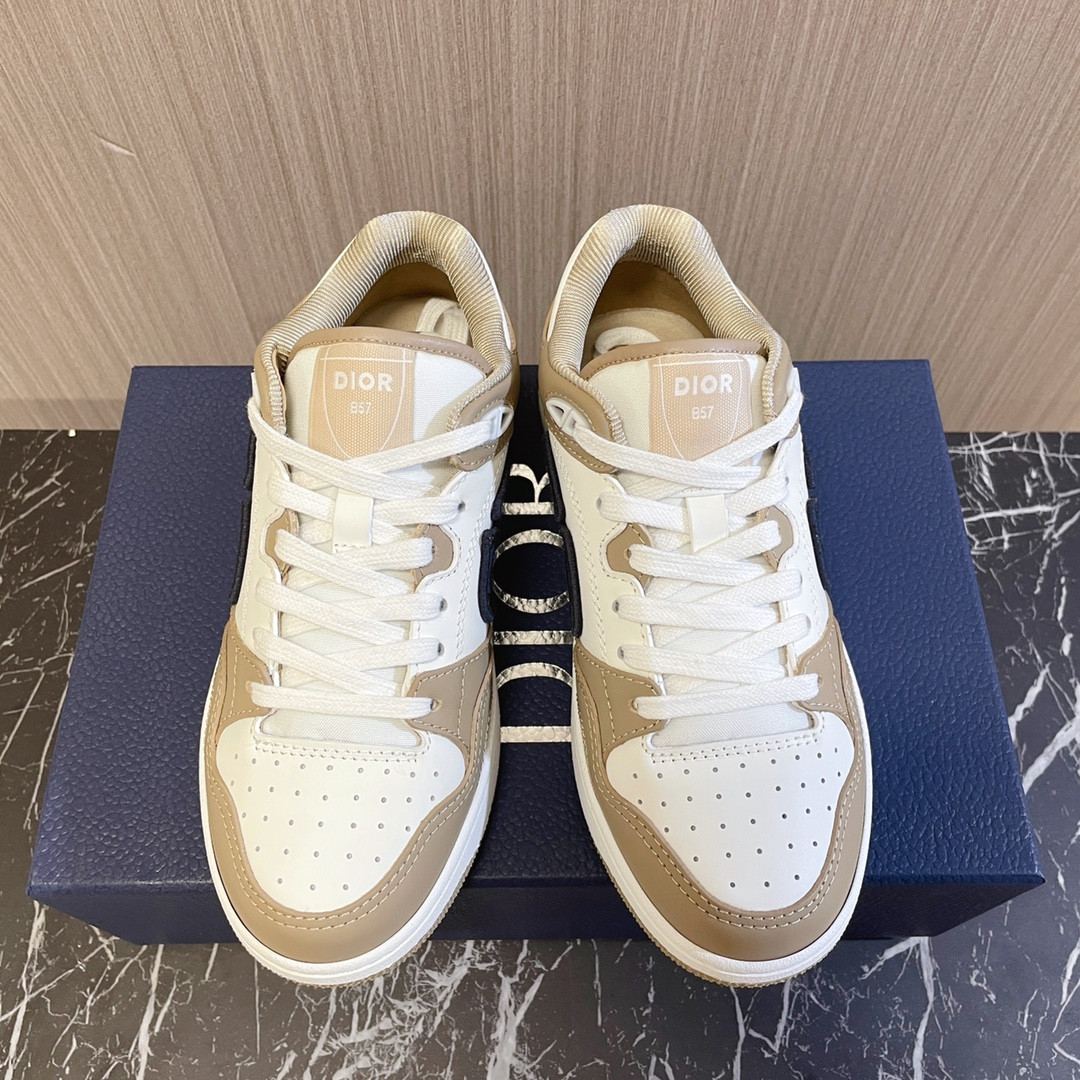 UA D10r B57 Low-Top Sneaker Beige and White
