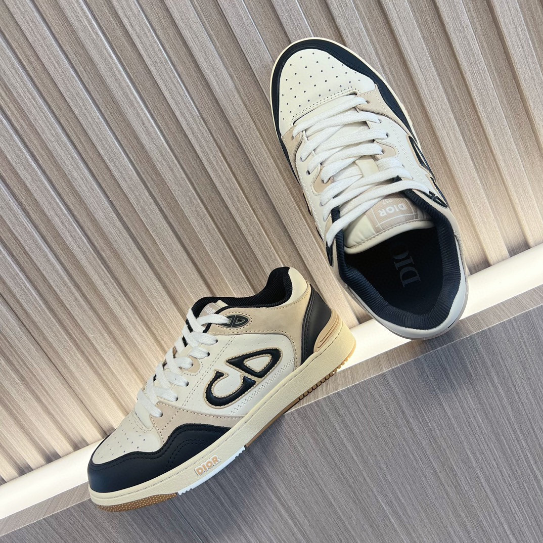 UA D10r B57 Low-Top Sneaker