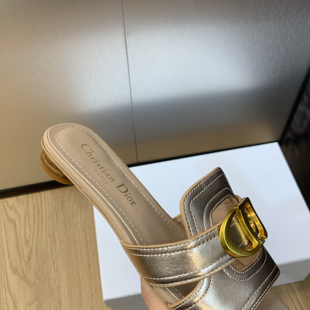 UA D10r 30 Montaigne Slide