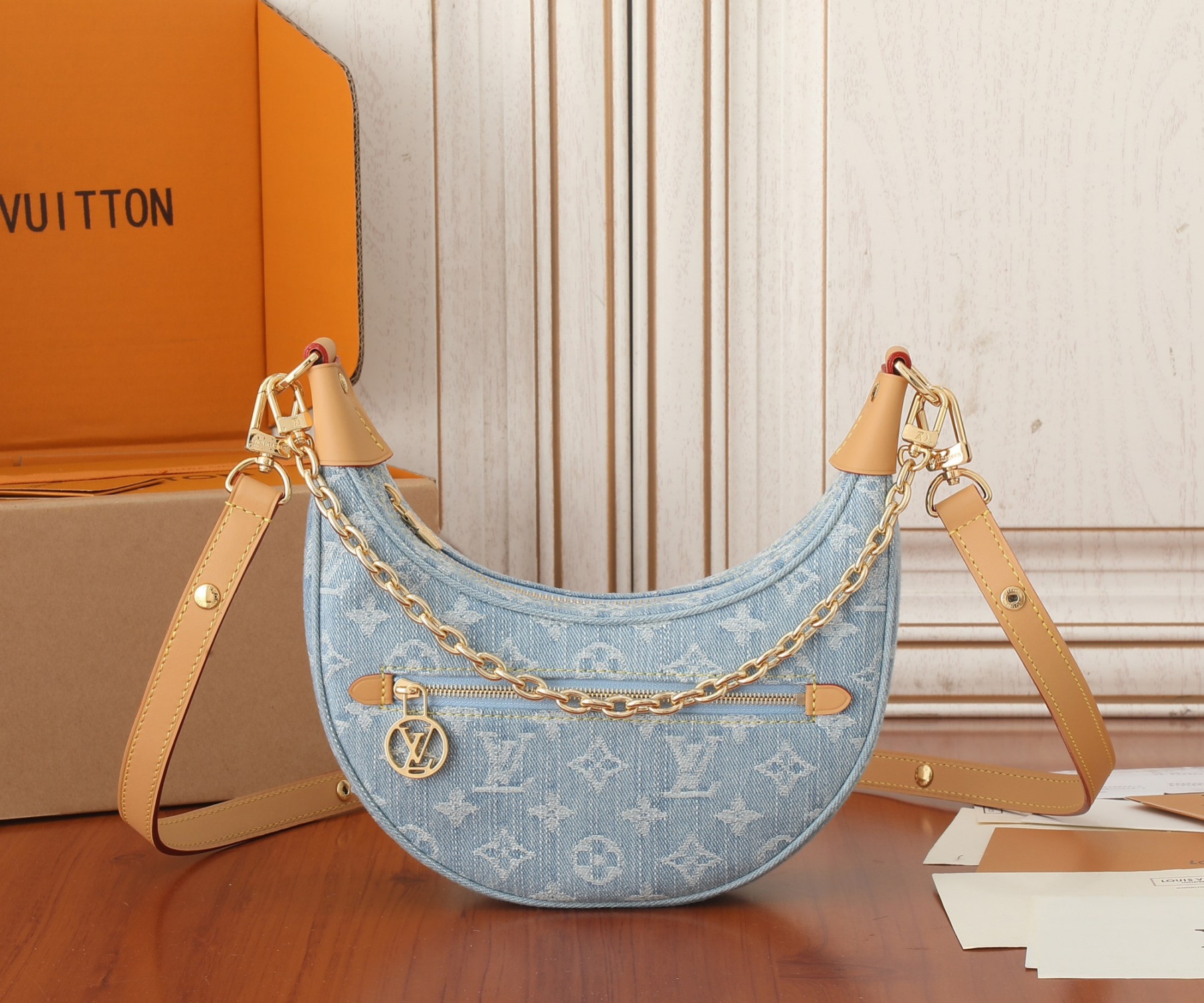LV Loop M24846 9.1 x 5.1 x 2.4 inches